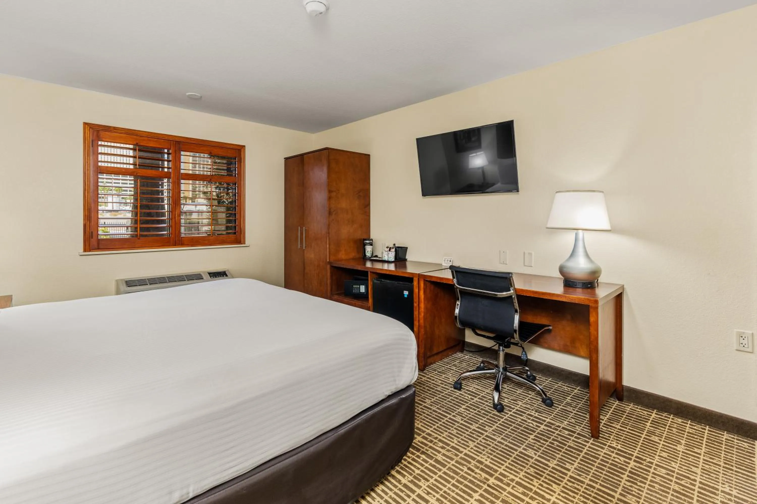 Bedroom, Bed in Ellis Island Hotel Casino & Brewery