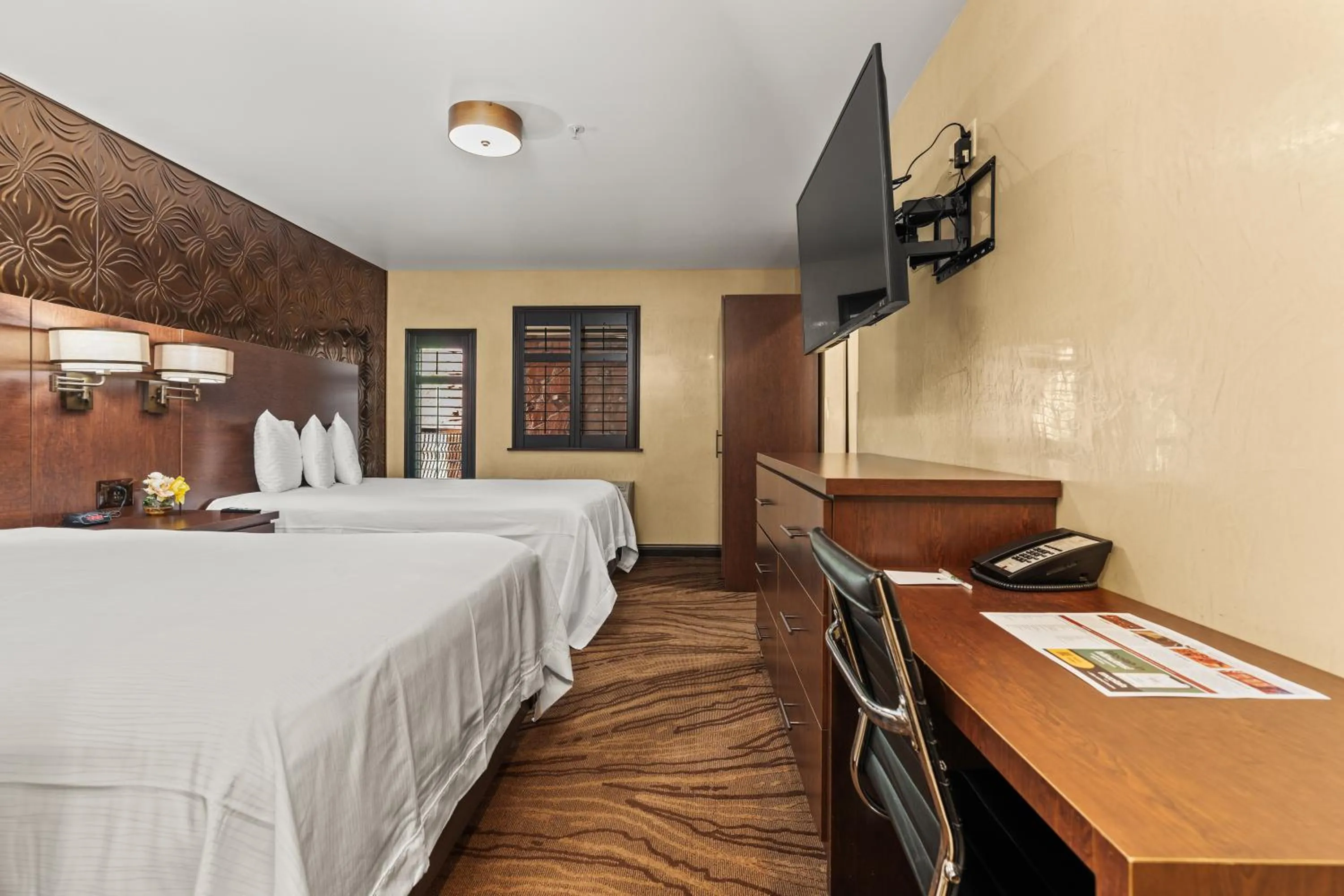 Bedroom, Bed in Ellis Island Hotel Casino & Brewery