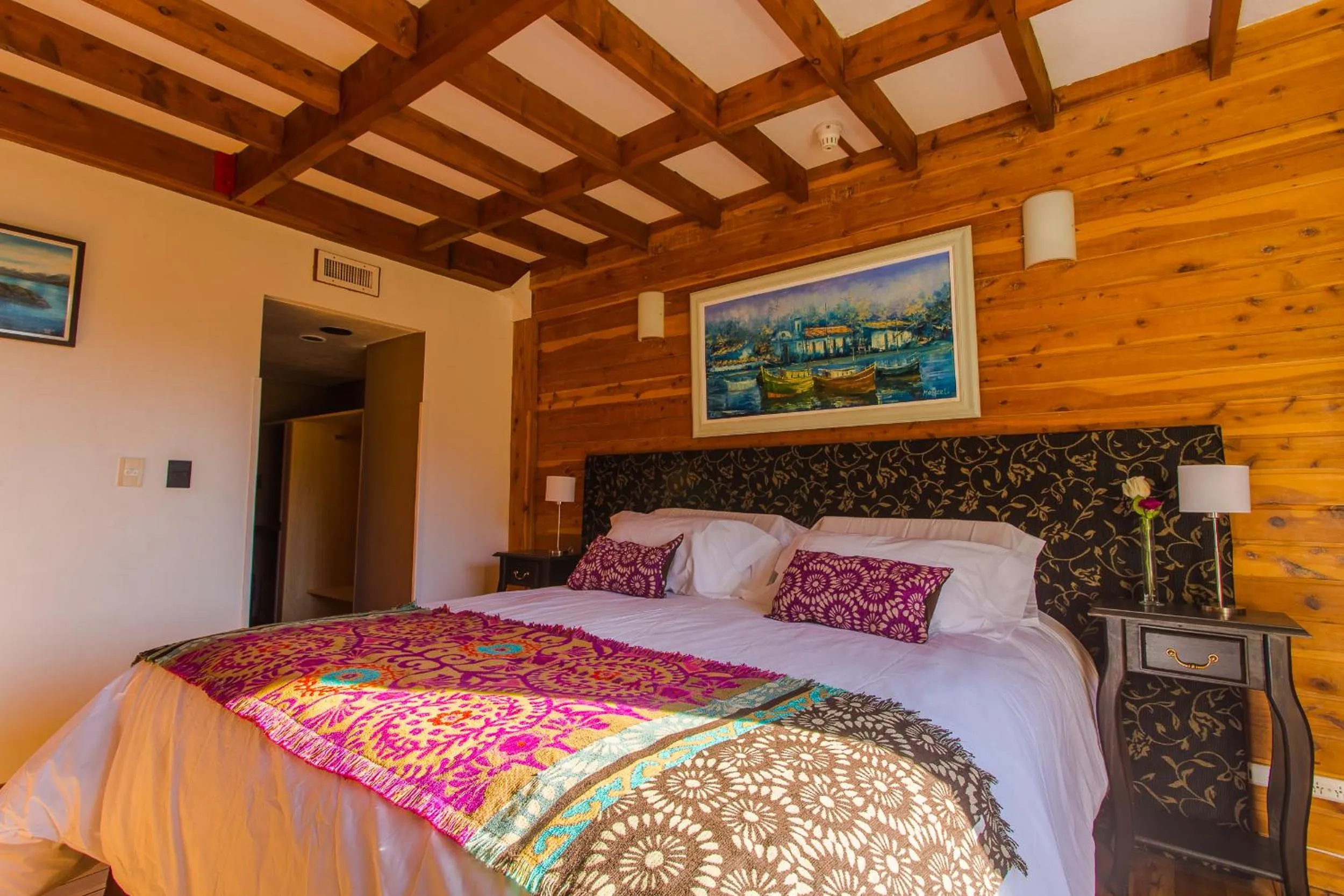 Photo of the whole room in Faraway