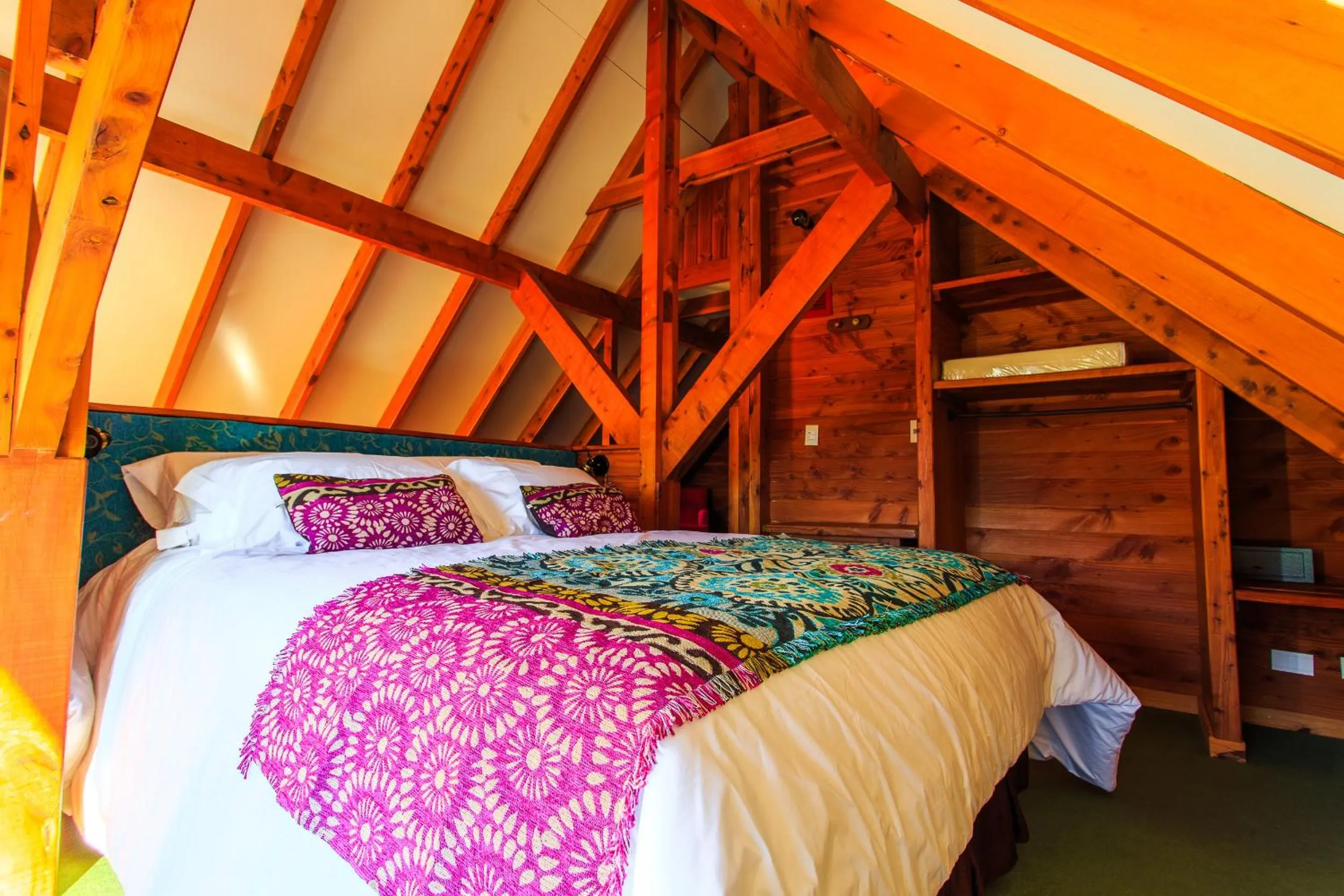 Photo of the whole room in Faraway