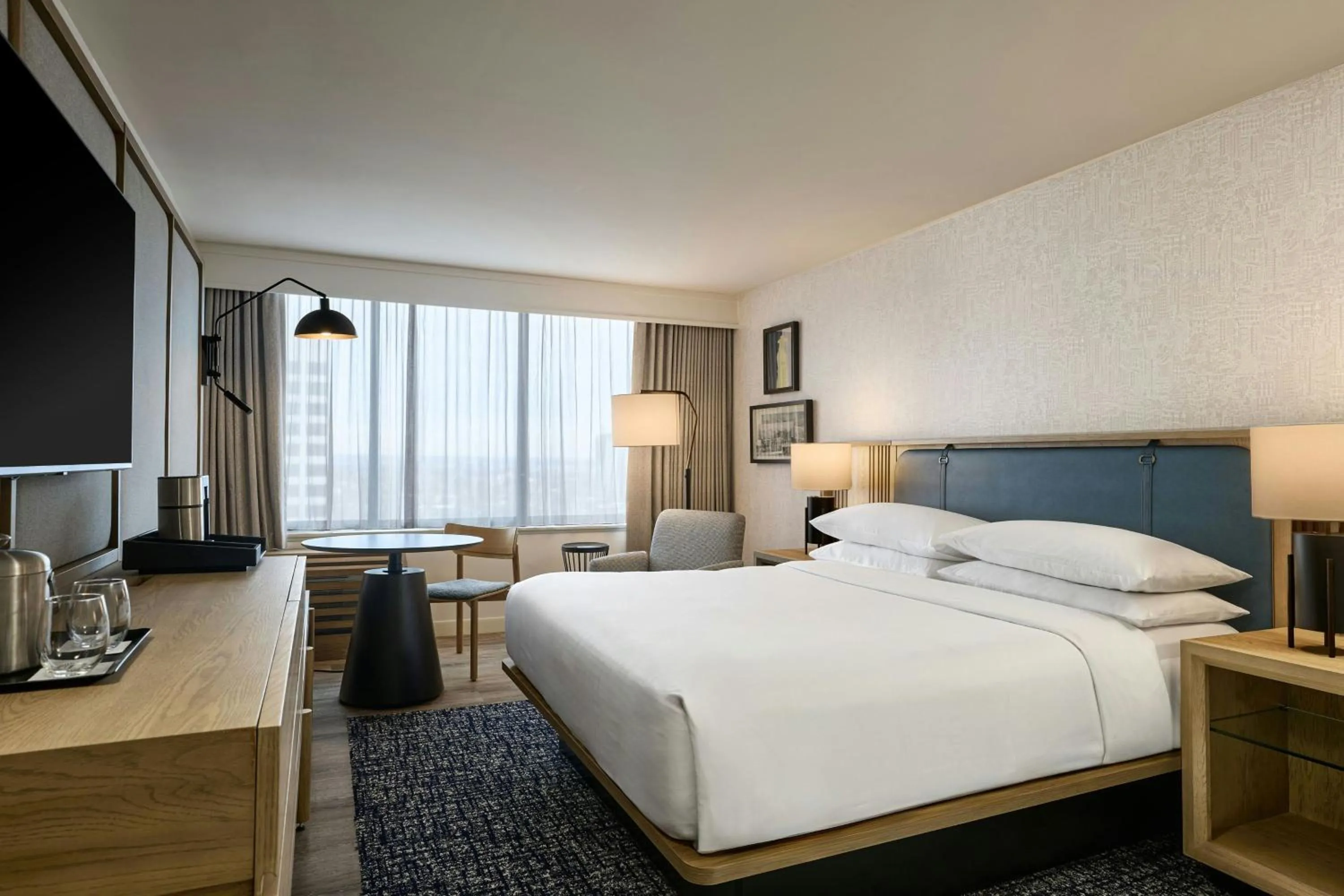 Photo of the whole room, Bed in Sheraton Philadelphia University City Hotel