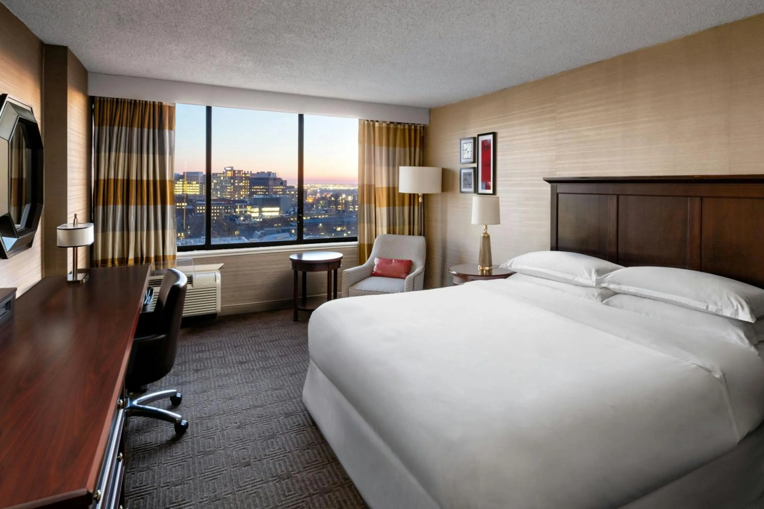 Photo of the whole room, Bed in Sheraton Philadelphia University City Hotel