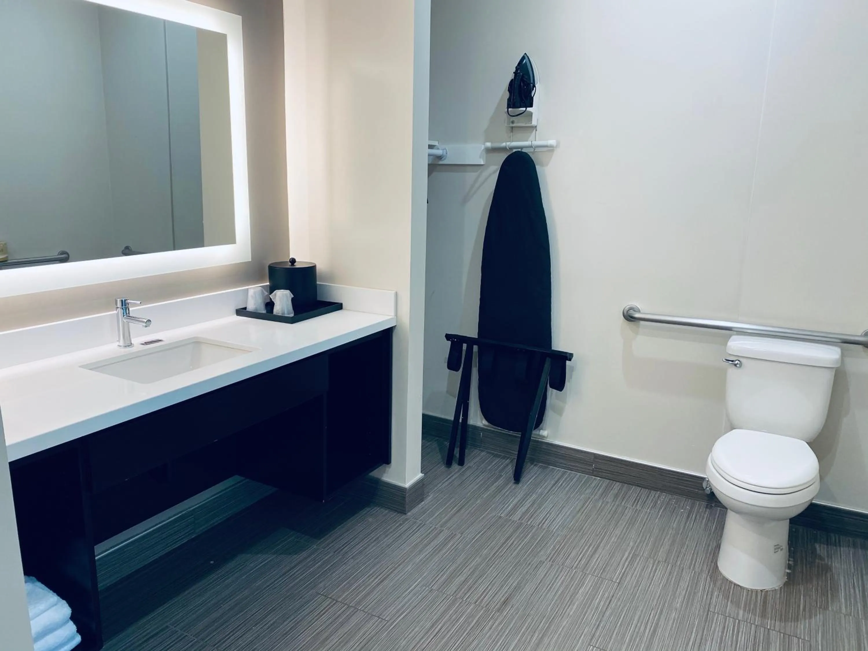 Bathroom in Granada Inn