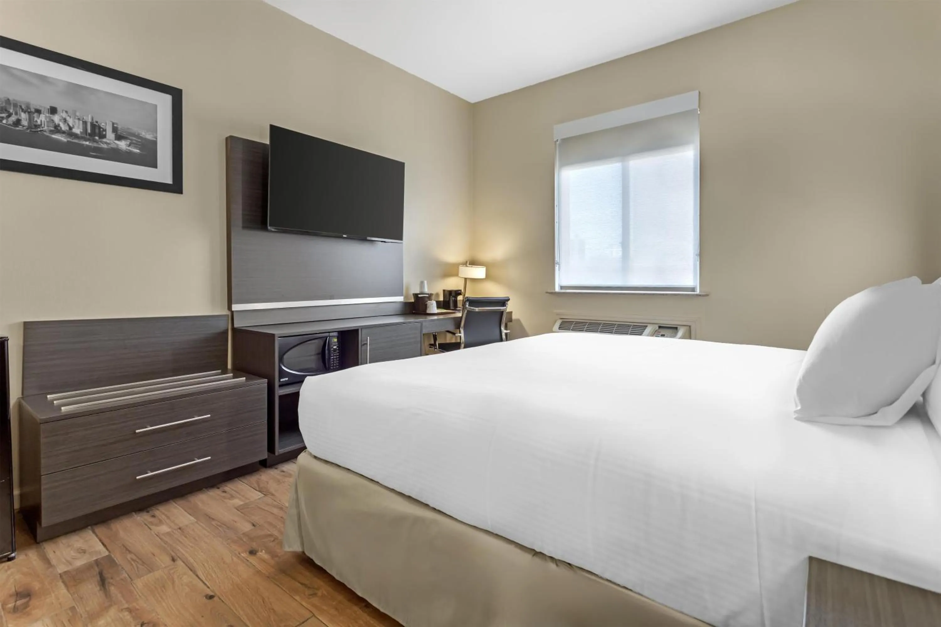 Bedroom, Bed in Best Western Jamaica Inn