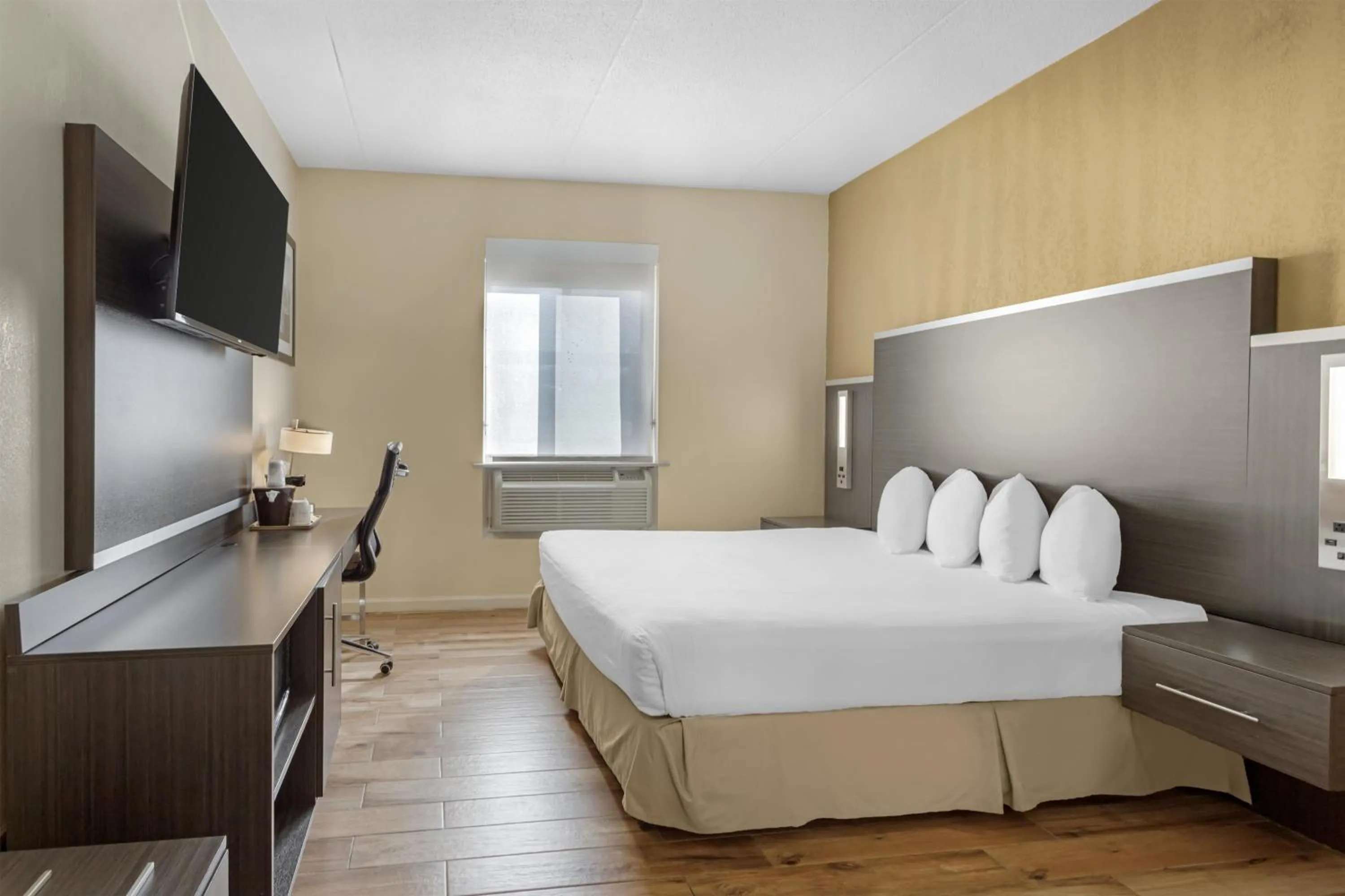 Bedroom, Bed in Best Western Jamaica Inn