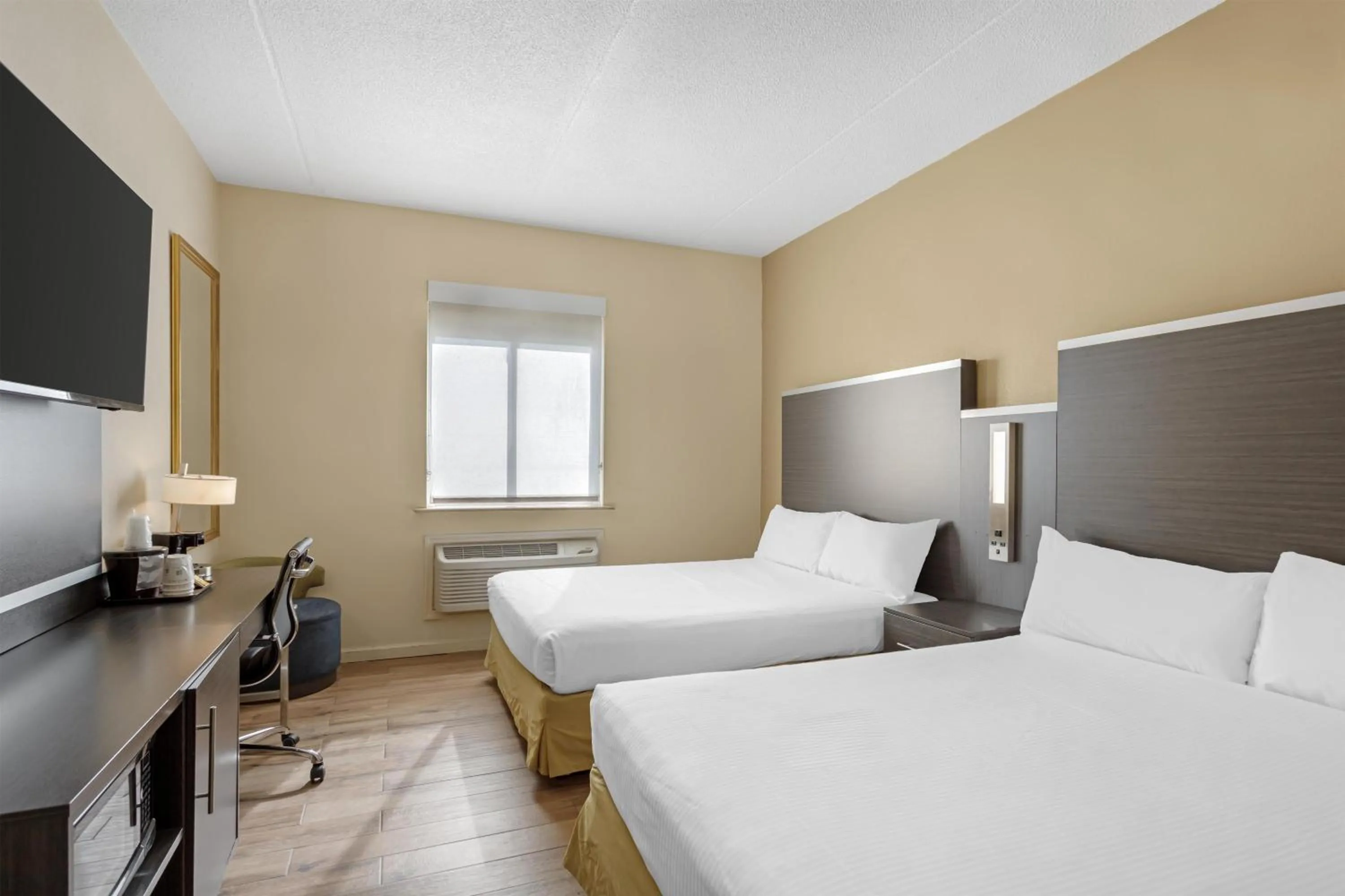 Bedroom, Bed in Best Western Jamaica Inn