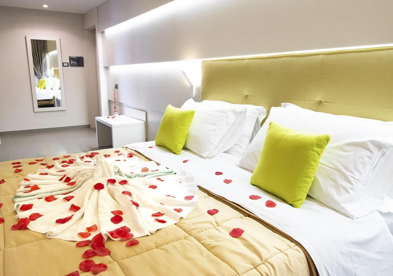 Hot Tub, Bed in Hotel Miramare