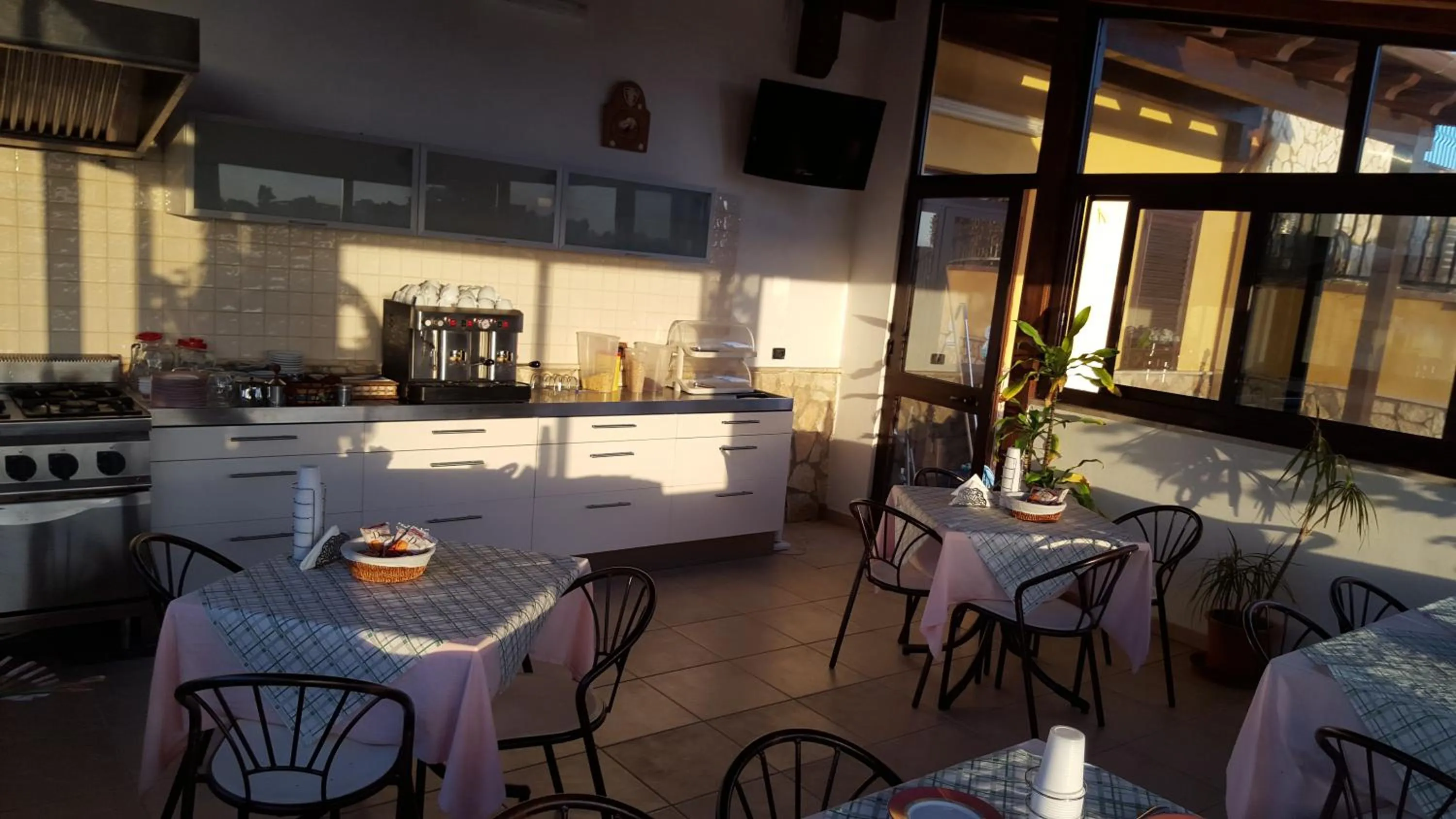 Communal kitchen in Villa Jolanda & Carmelo