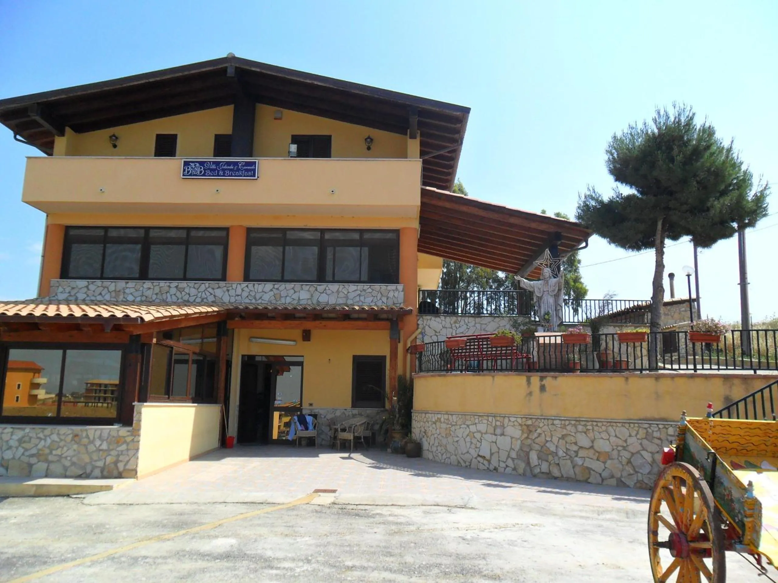 Facade/entrance in Villa Jolanda & Carmelo