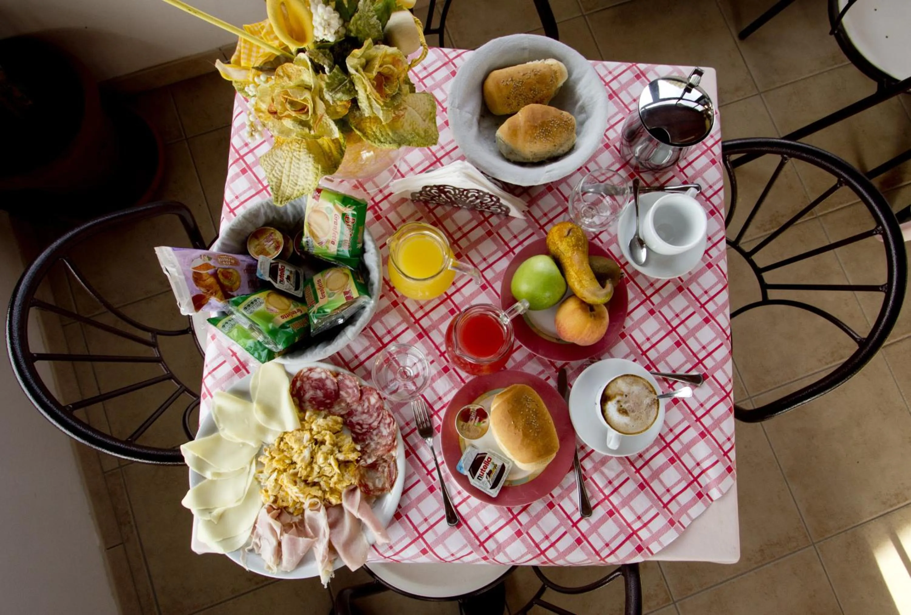 Continental breakfast in Villa Jolanda & Carmelo