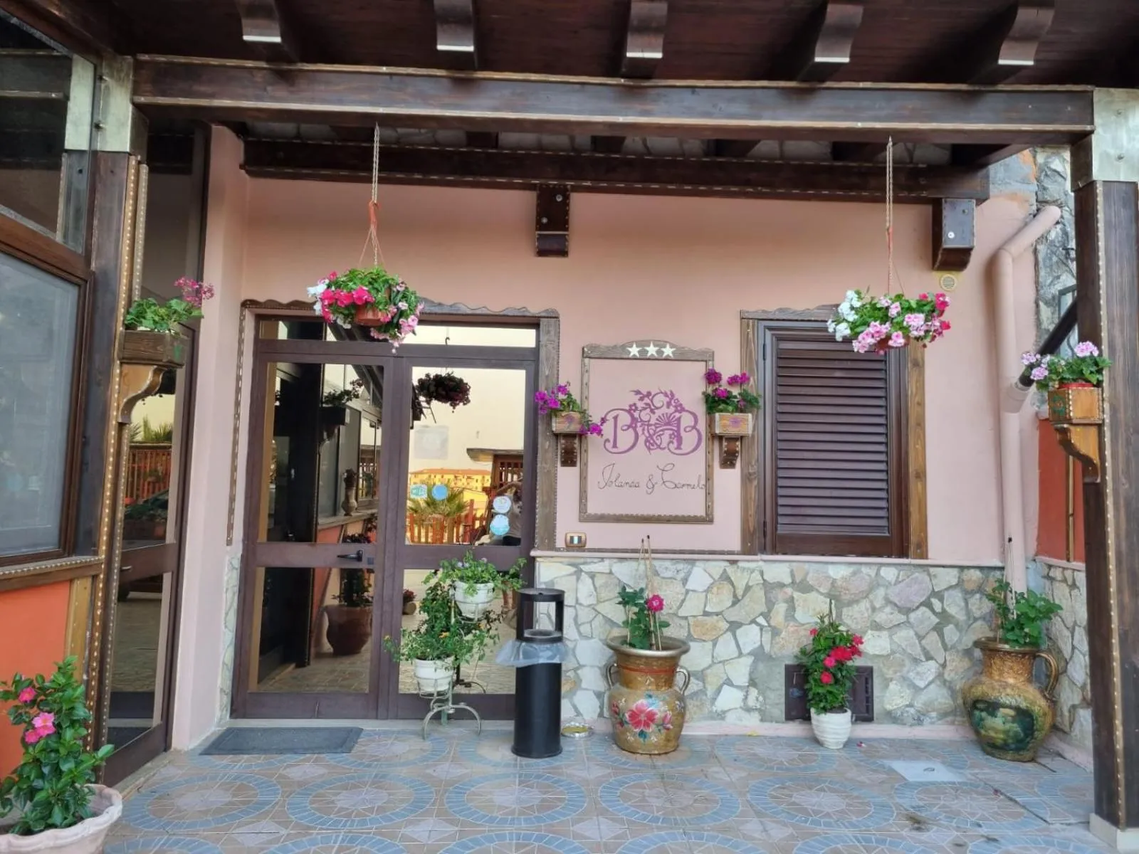 Facade/entrance in Villa Jolanda & Carmelo