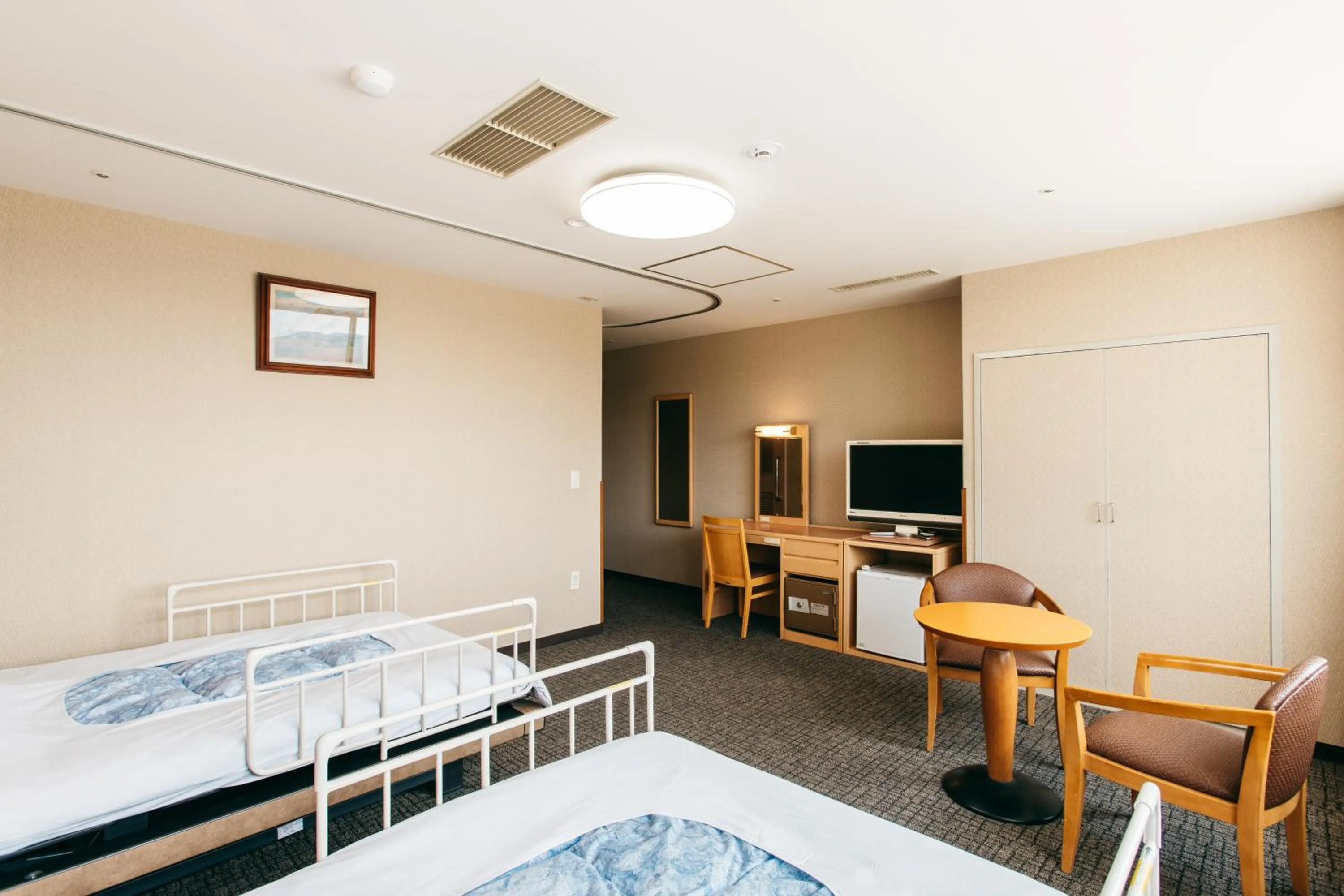 Photo of the whole room, Bed in KAMENOI HOTEL Tondabayashi
