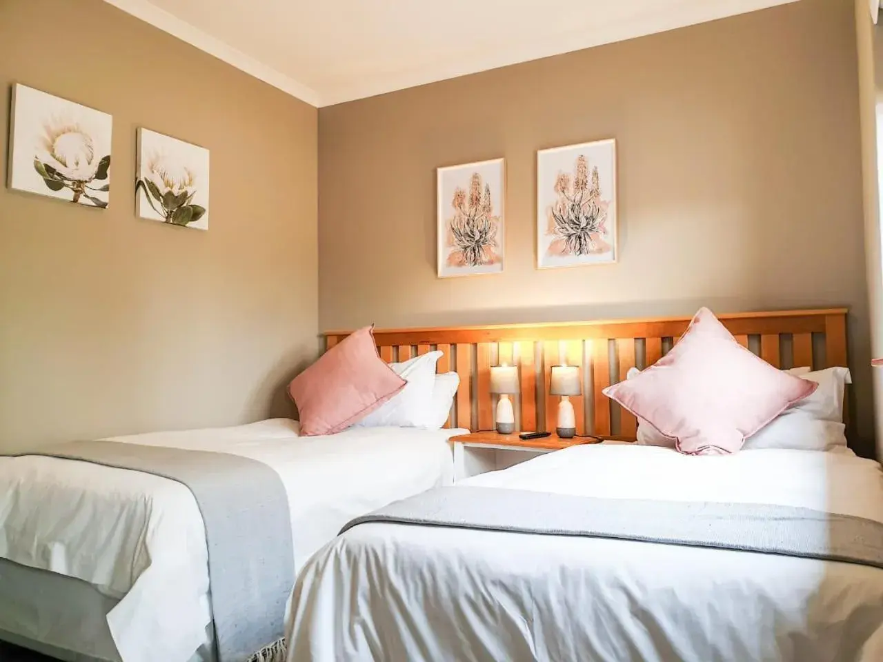 Twin Room in Thyme Inn on Greenway Twin Room in Thyme Inn on Greenway