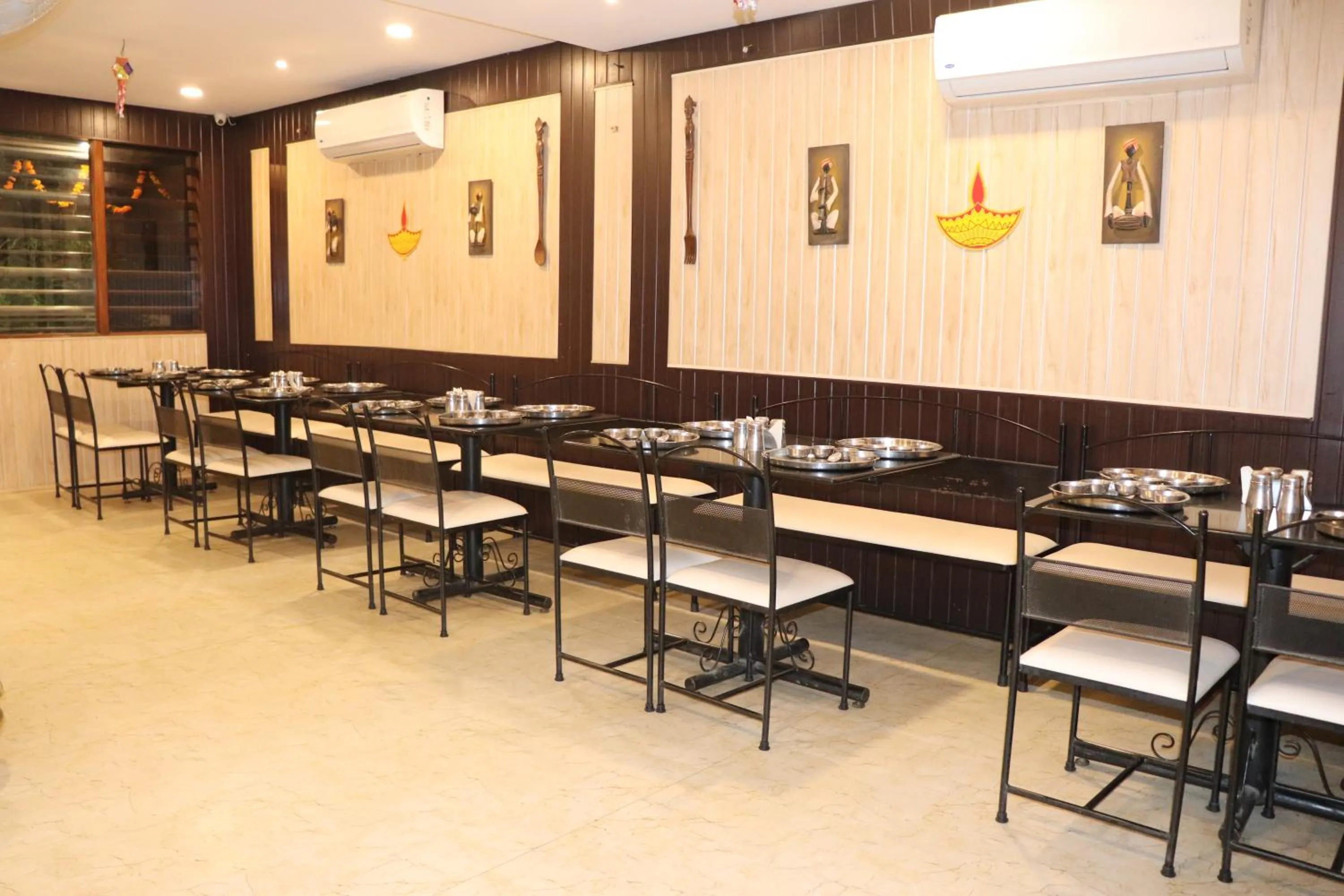 Restaurant/places to eat in Hotel Venkateshwar