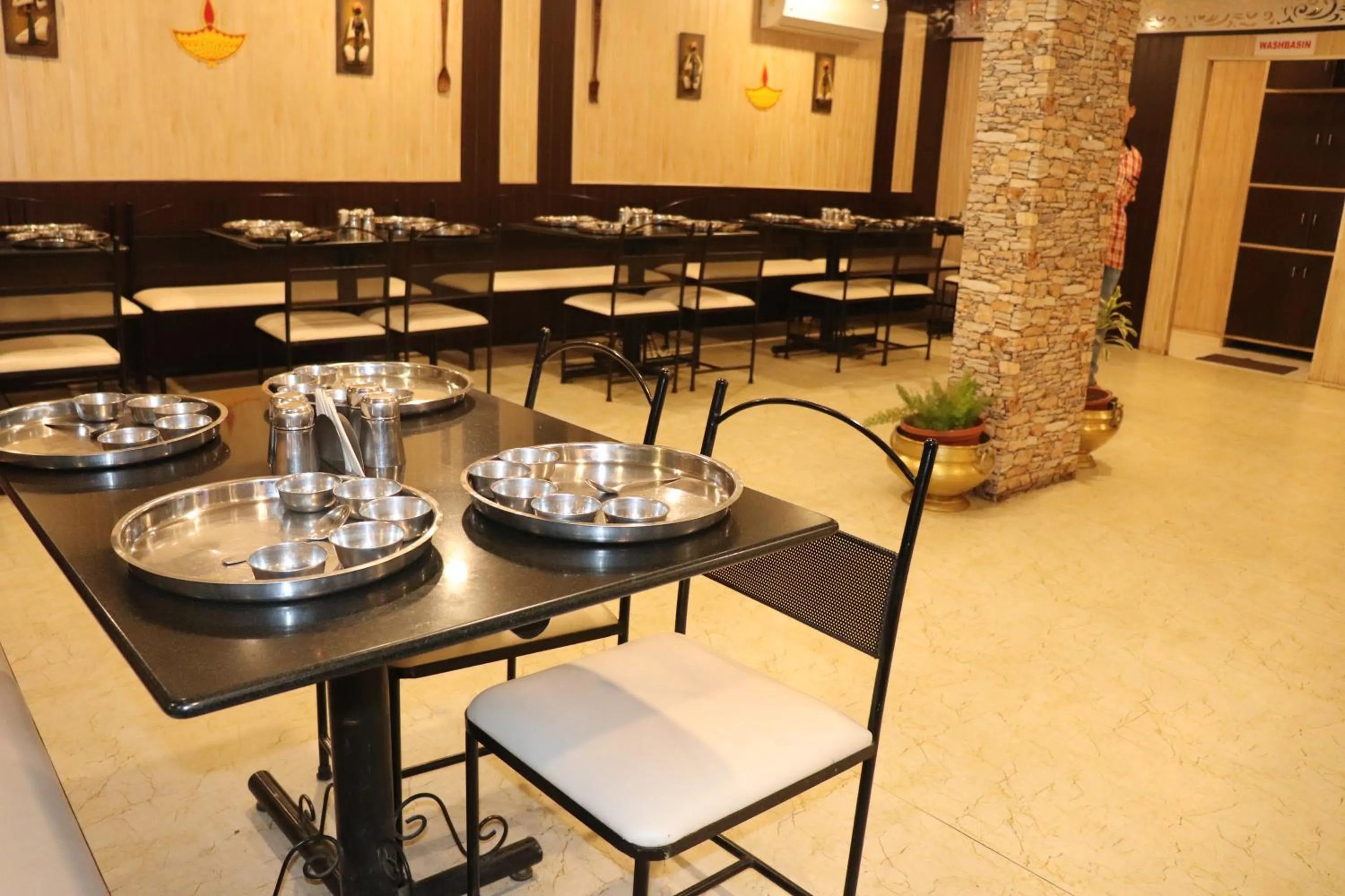 Restaurant/places to eat in Hotel Venkateshwar