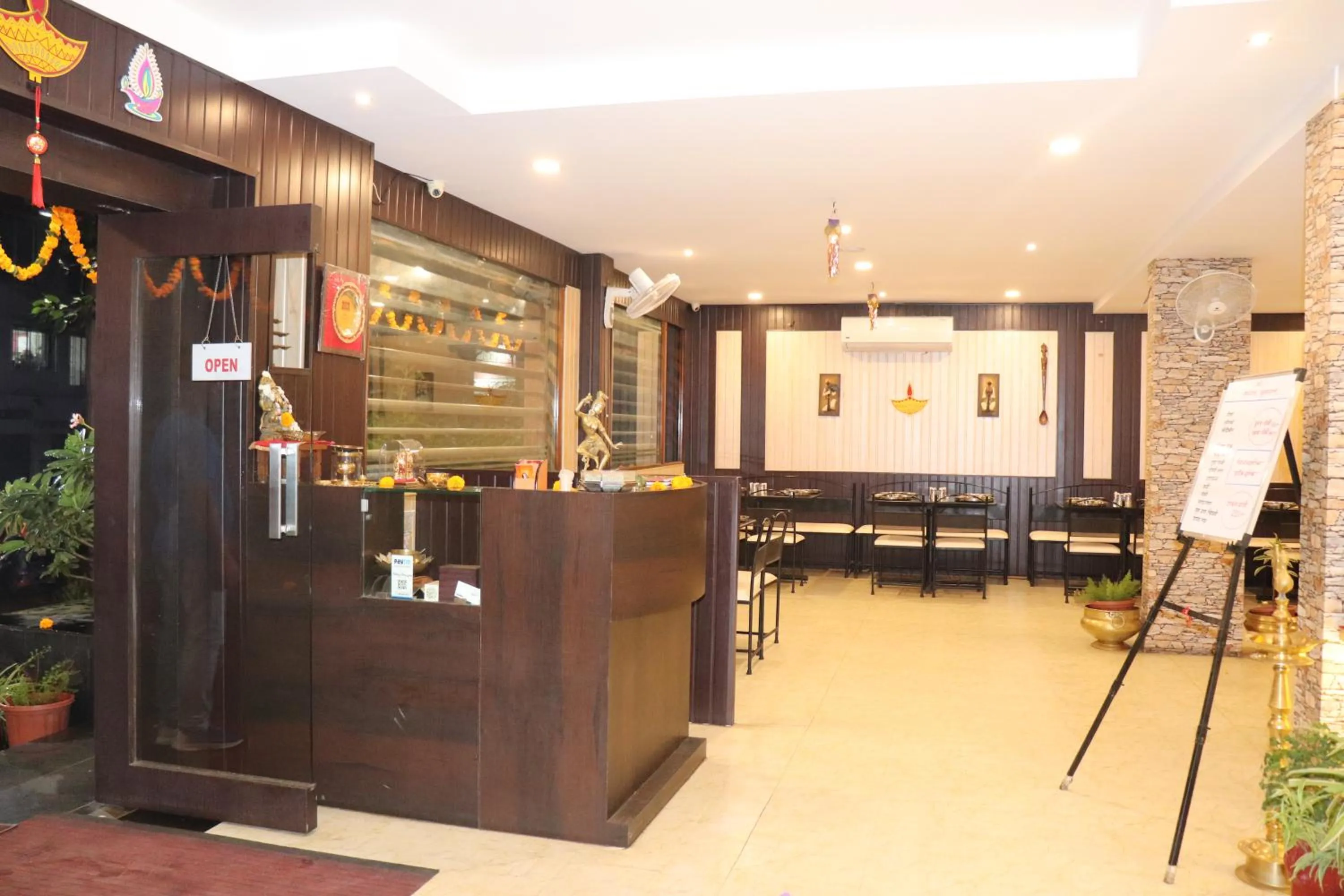 Restaurant/places to eat in Hotel Venkateshwar