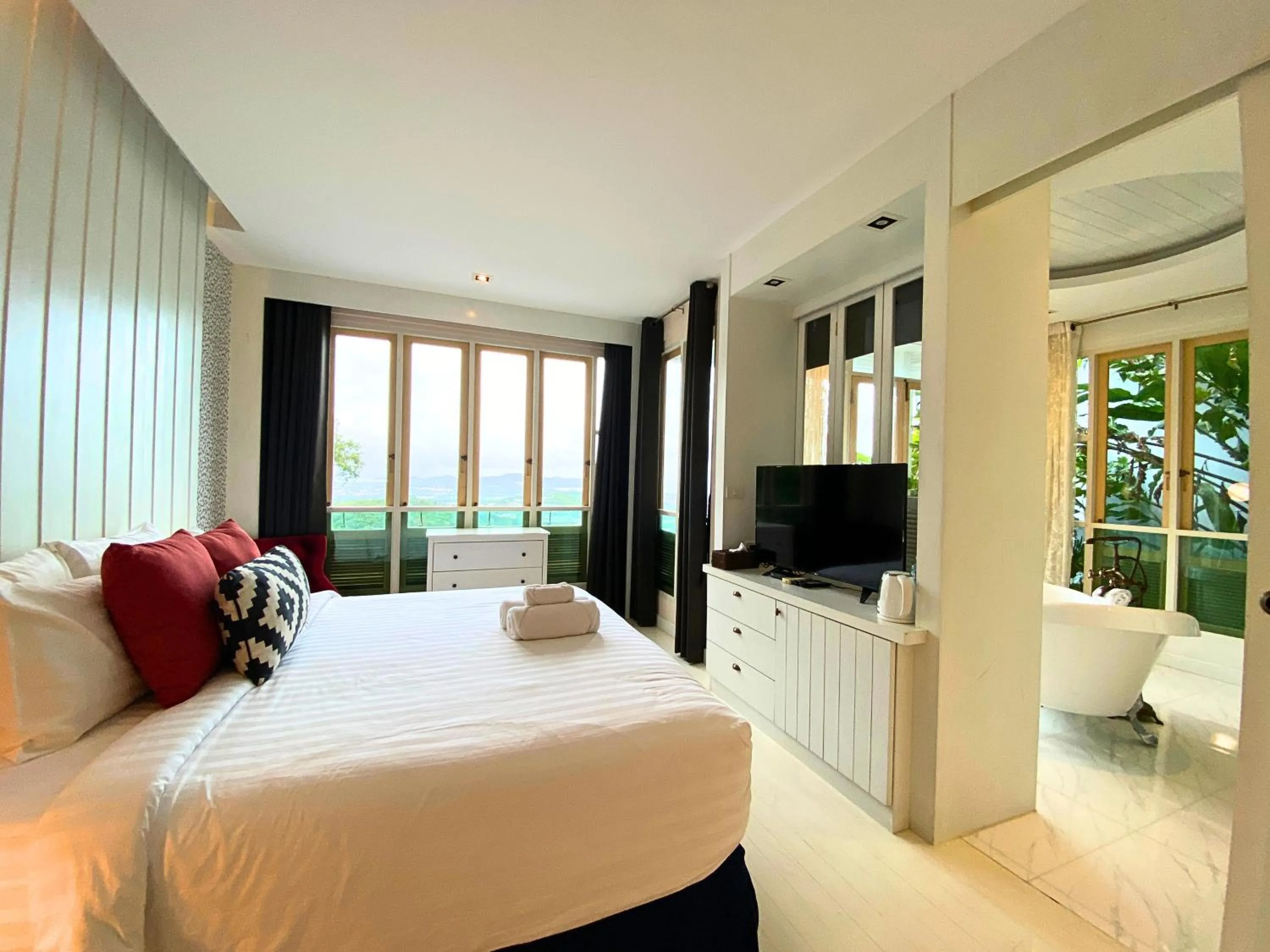 Photo of the whole room, Bed in Phuket View Coffee and Resort