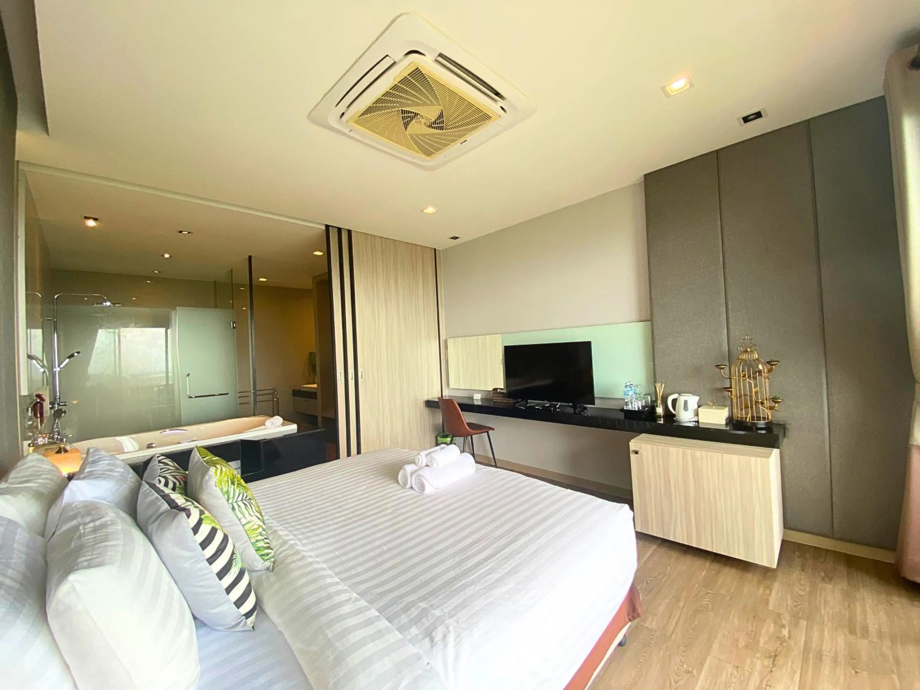 Photo of the whole room, Bed in Phuket View Coffee and Resort