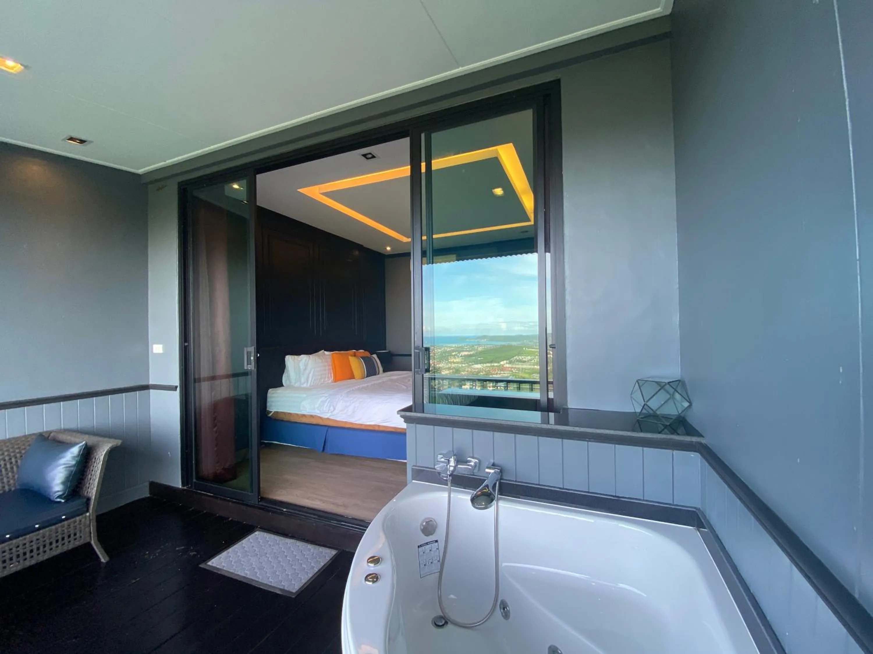 Bath, Bed in Phuket View Coffee and Resort