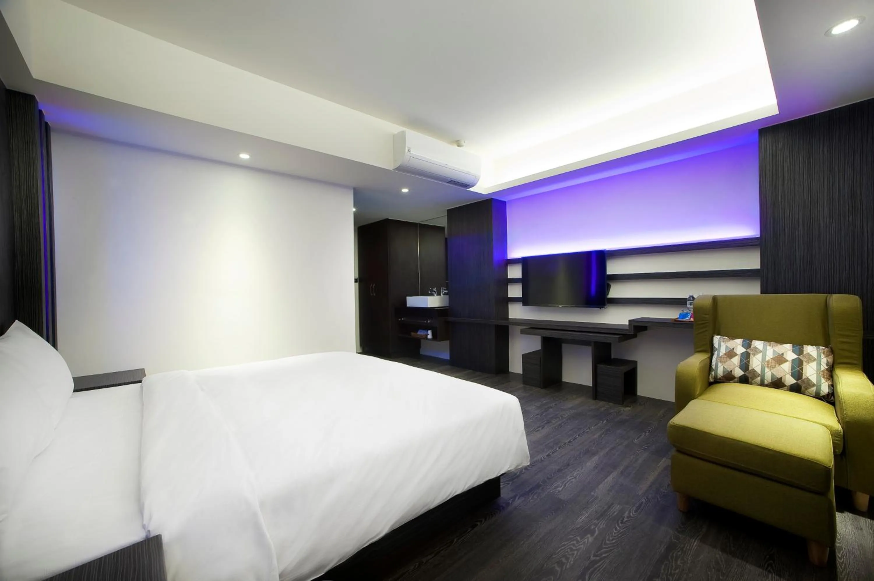 Photo of the whole room, Bed in Seven Fukun Hotel