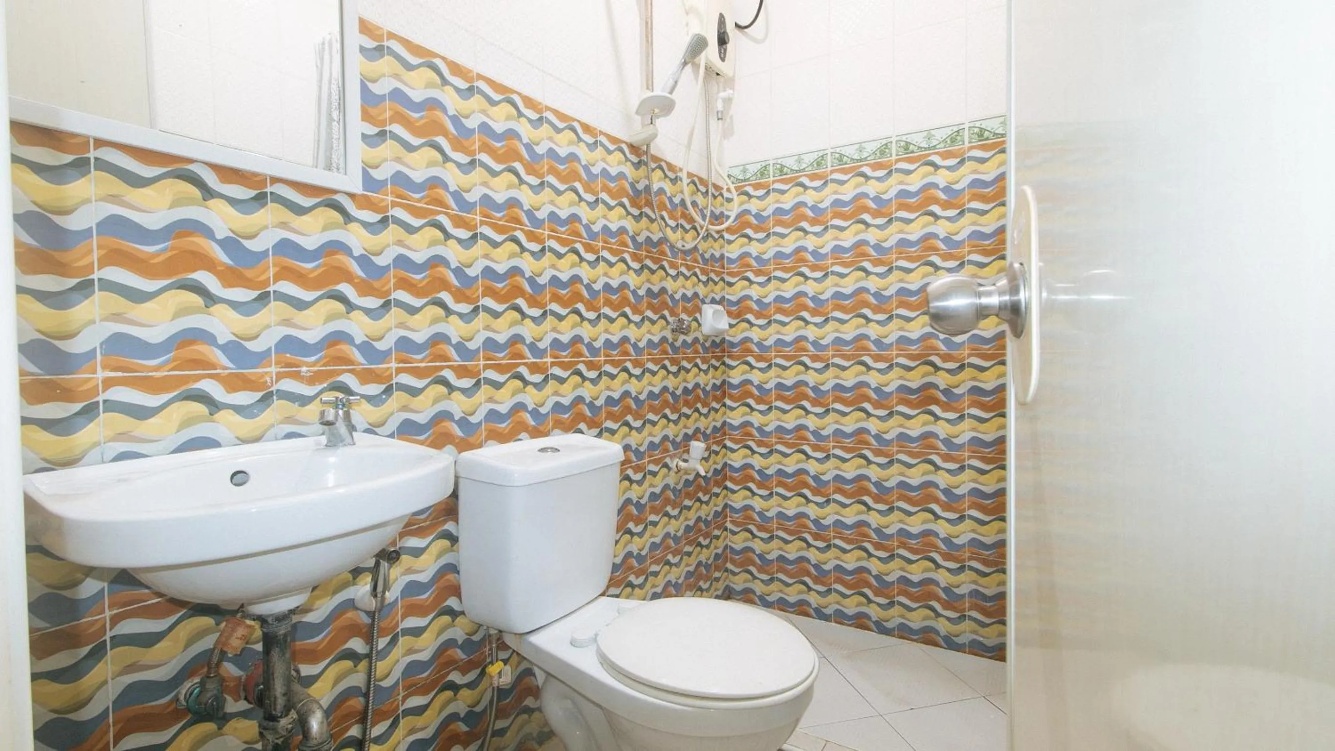 Shower in RedDoorz near Talisay District Hospital