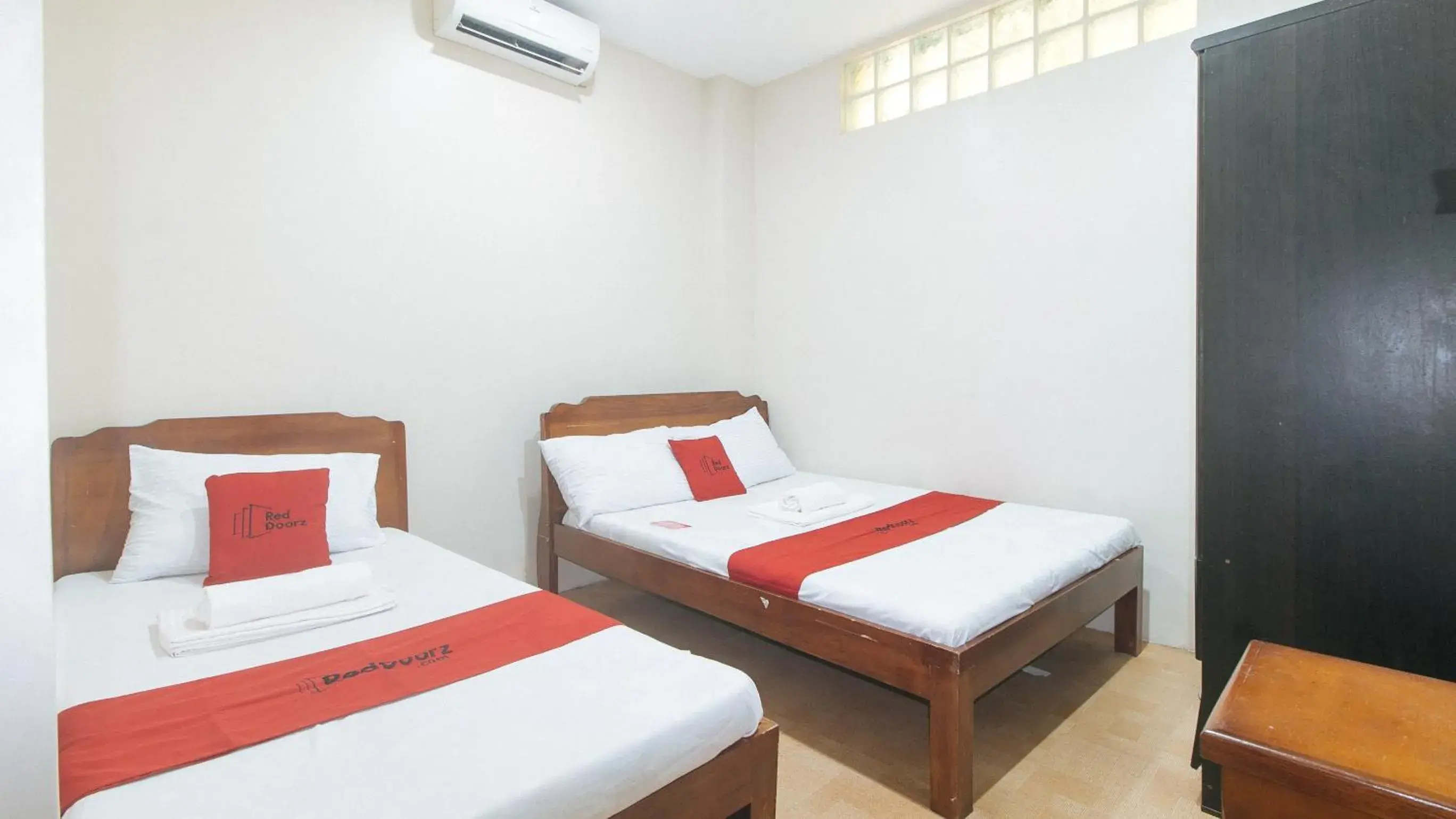 Triple Room in RedDoorz near Talisay District Hospital Triple Room in RedDoorz near Talisay District Hospital