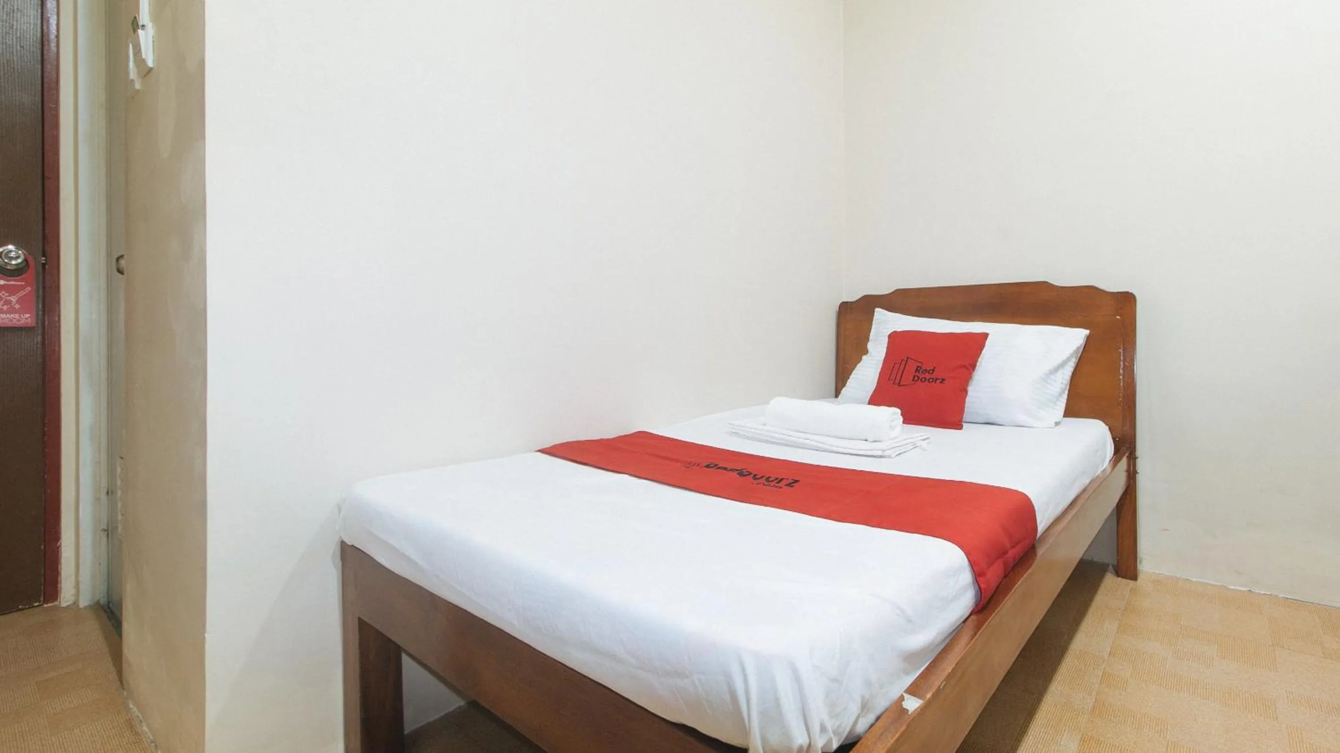 Bed in RedDoorz near Talisay District Hospital