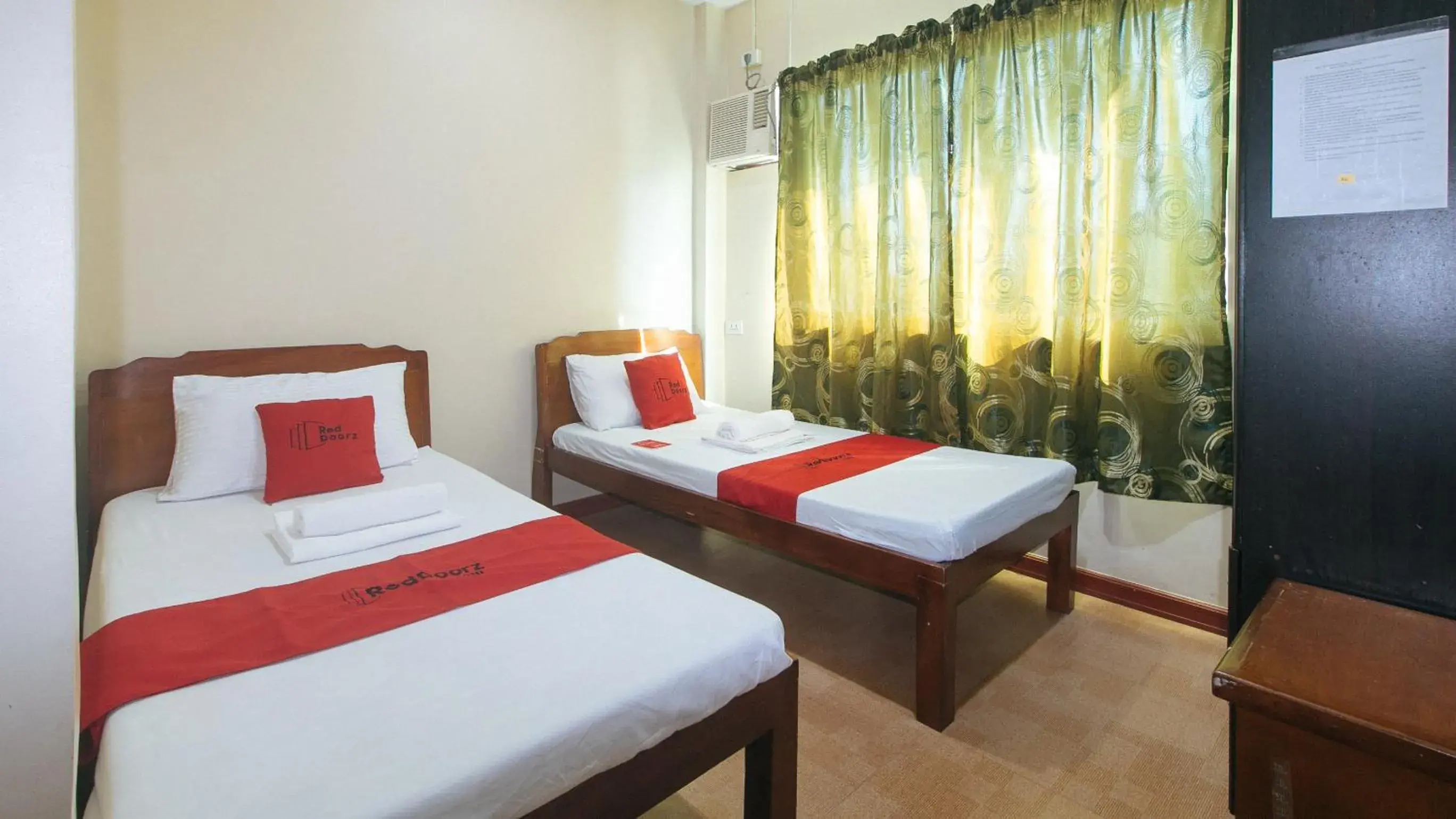 Twin Room in RedDoorz near Talisay District Hospital Twin Room in RedDoorz near Talisay District Hospital