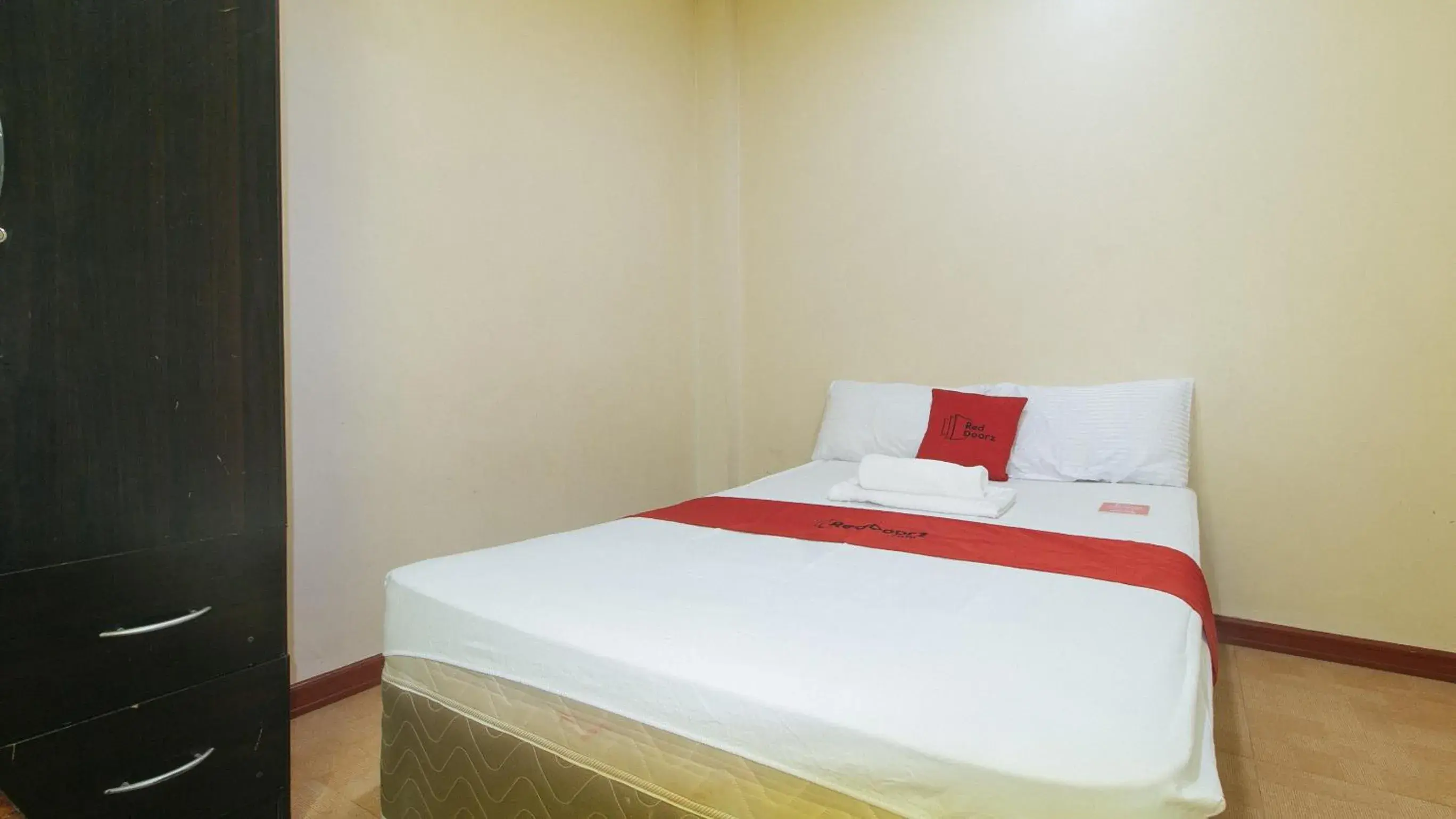 Double Room in RedDoorz near Talisay District Hospital Double Room in RedDoorz near Talisay District Hospital