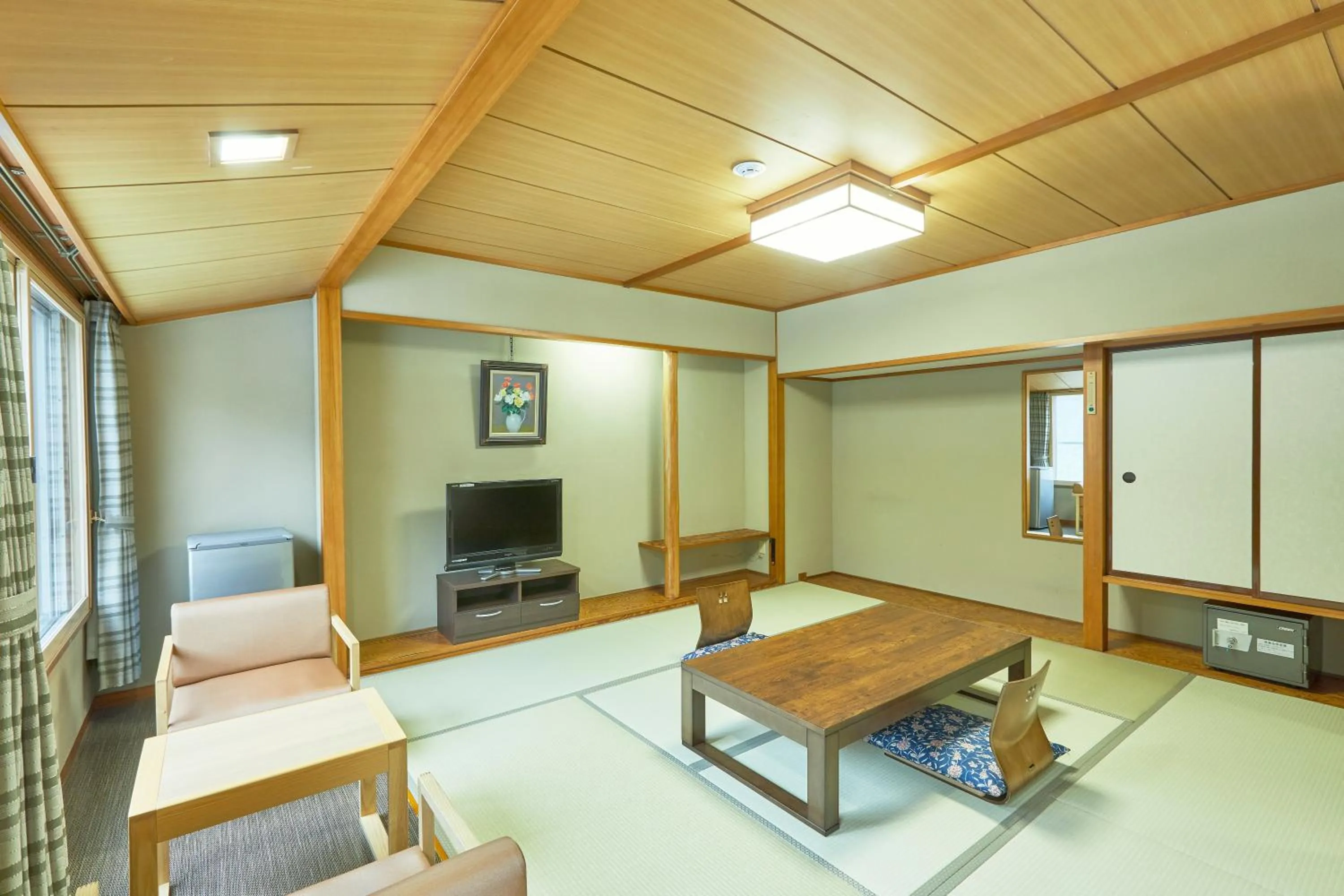 Photo of the whole room in KAMENOI HOTEL SHIOBARA Dog Friendly Hotel