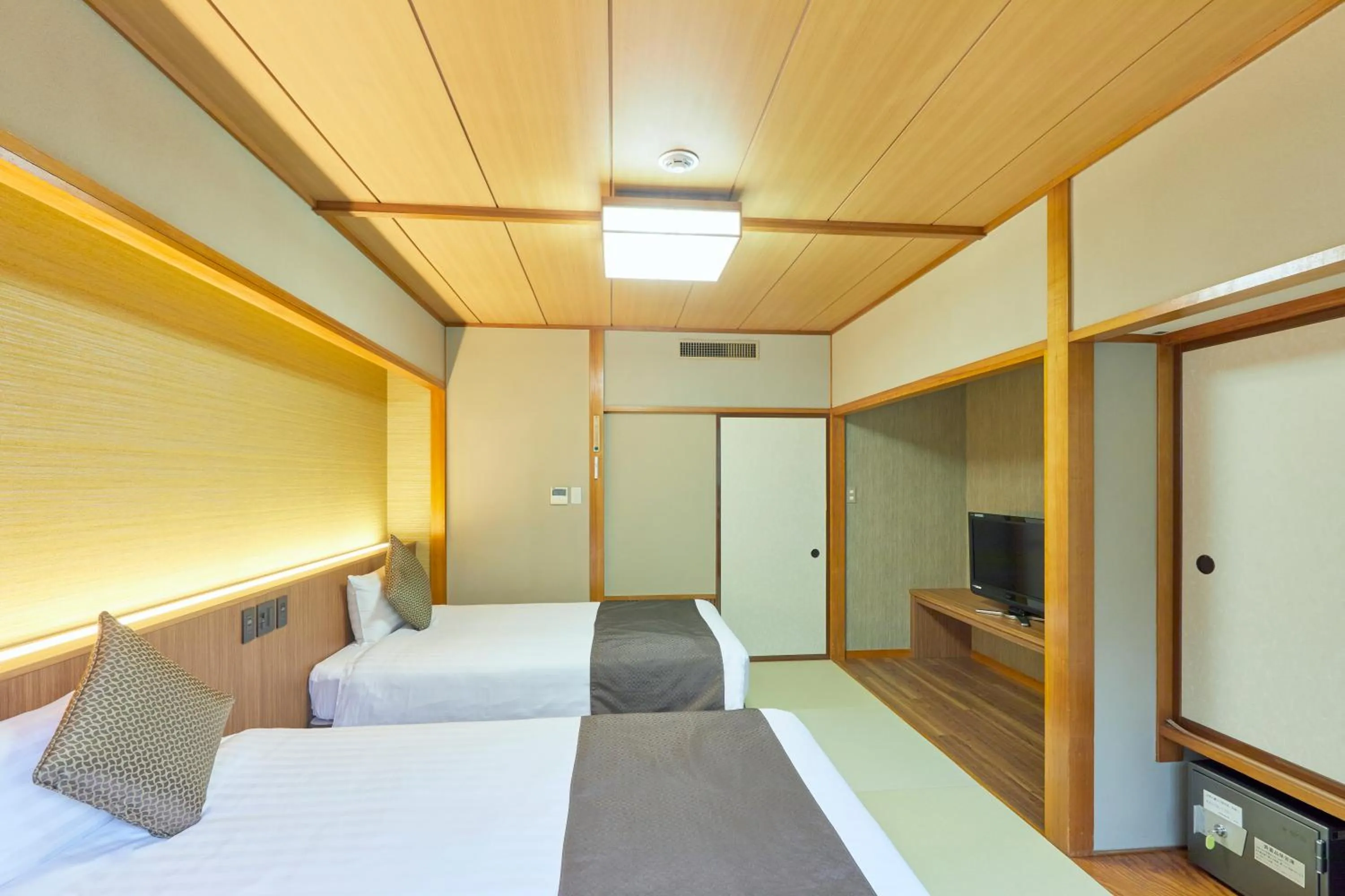 Photo of the whole room, Bed in KAMENOI HOTEL SHIOBARA Dog Friendly Hotel
