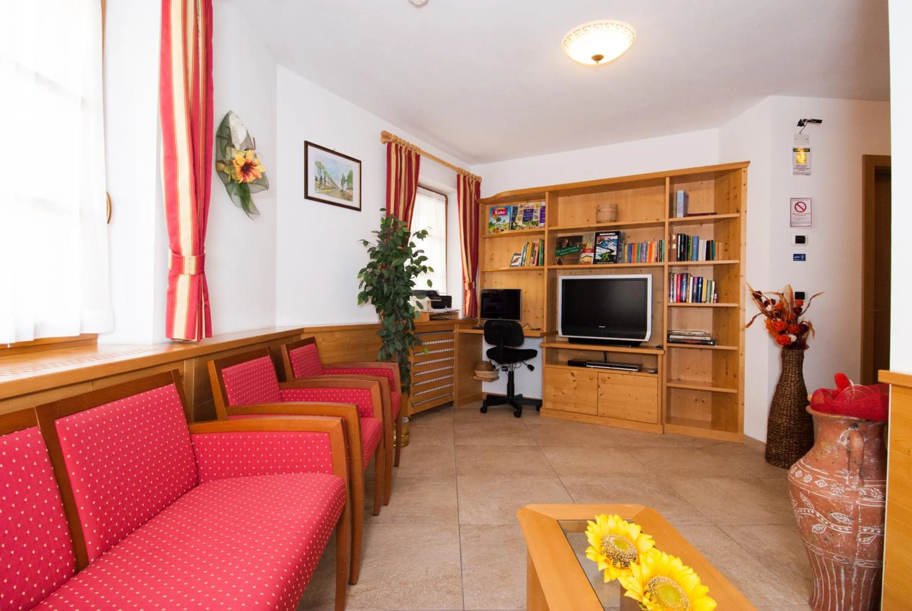Communal lounge/ TV room in Garni Manuela