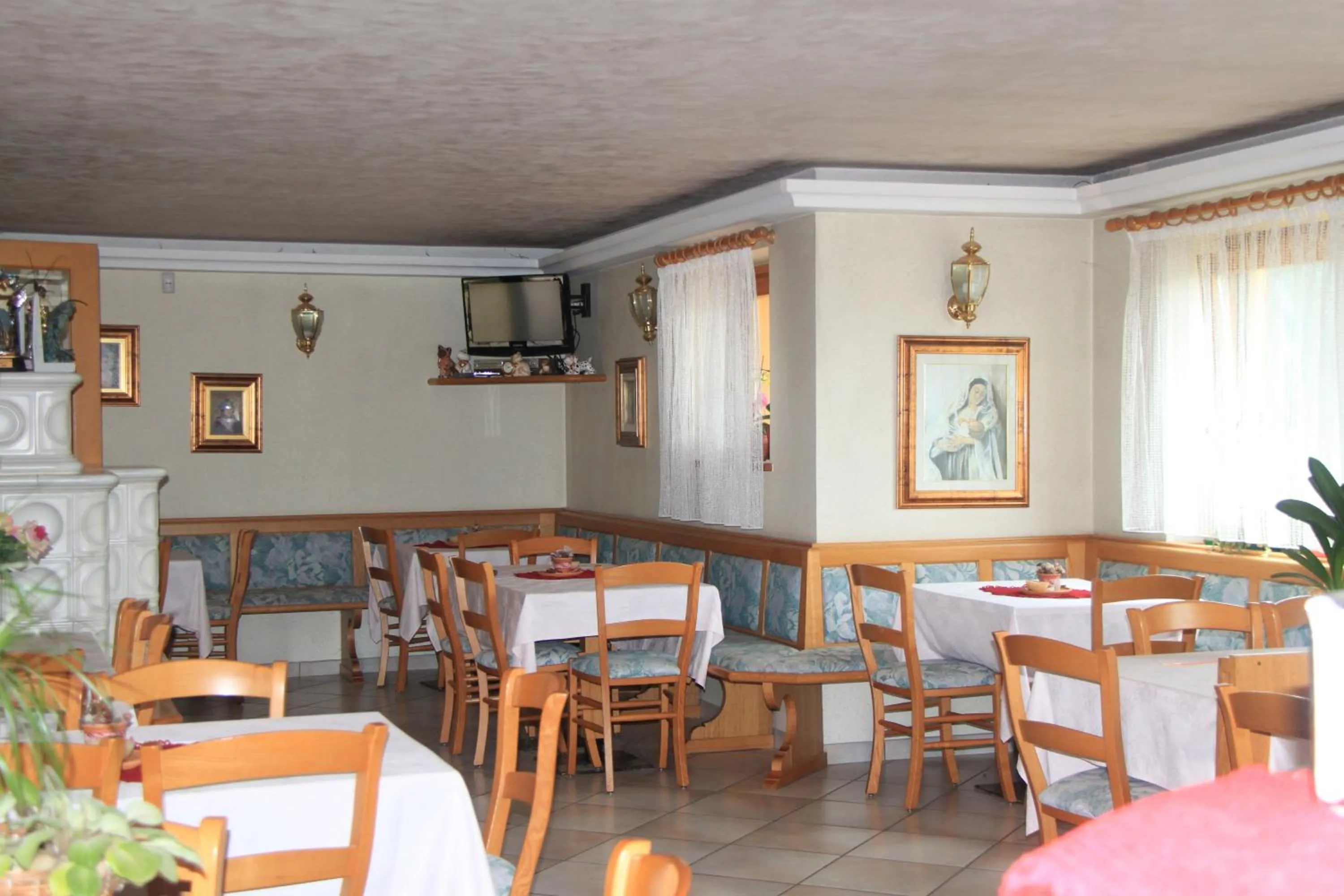 Restaurant/places to eat in Garnì Goccia d'Oro