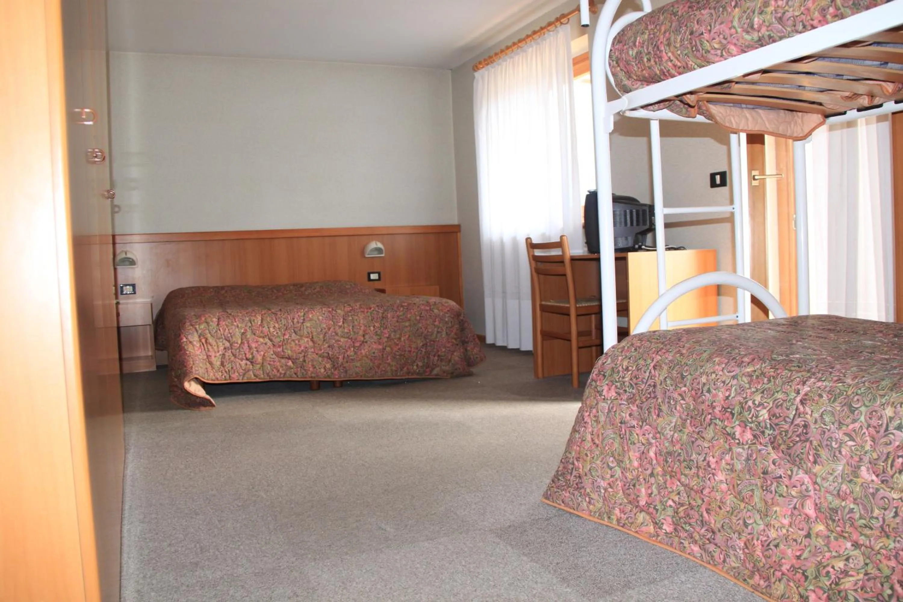 Photo of the whole room, Bed in Garnì Goccia d'Oro