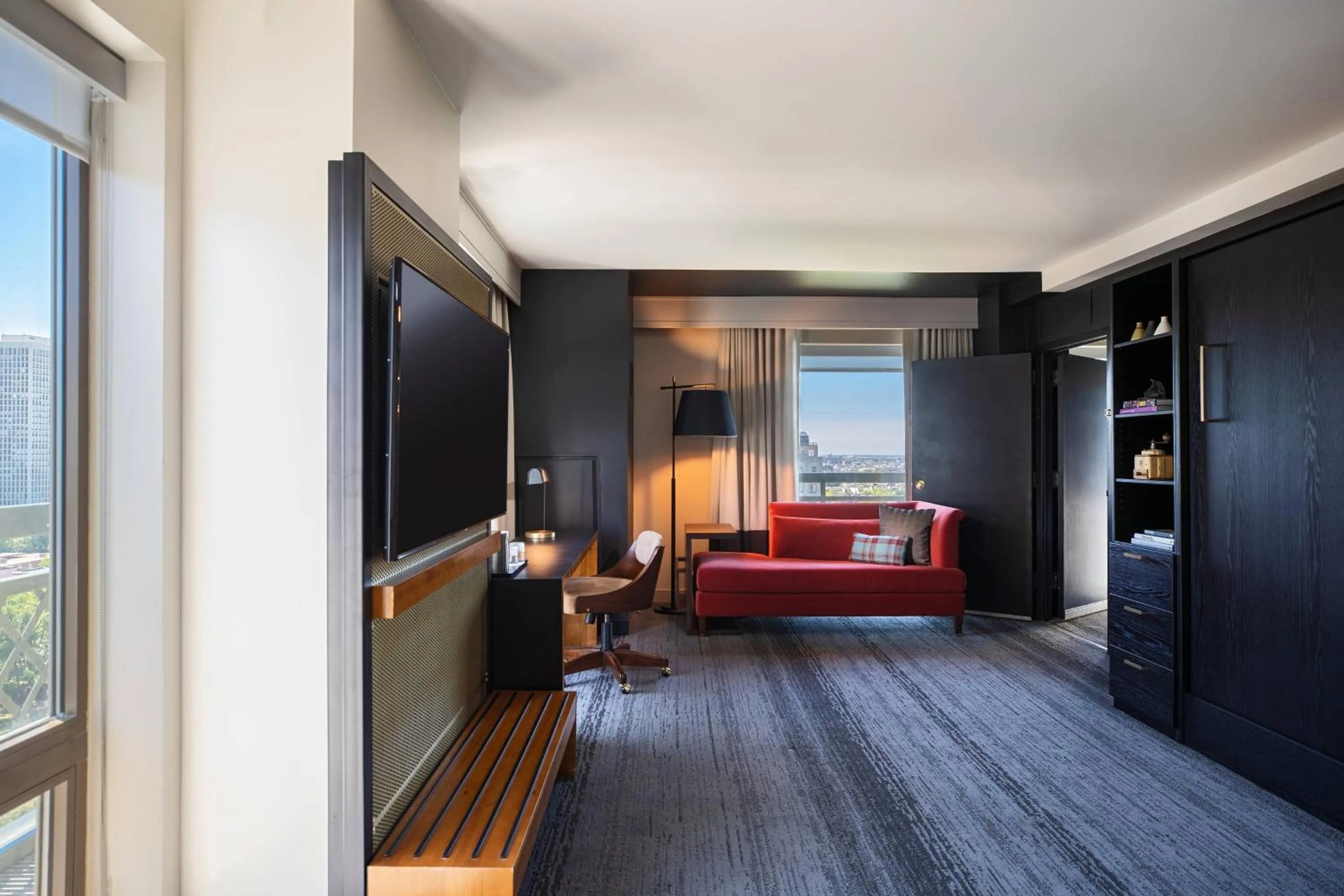 Photo of the whole room, Bed in Renaissance Philadelphia Downtown Hotel