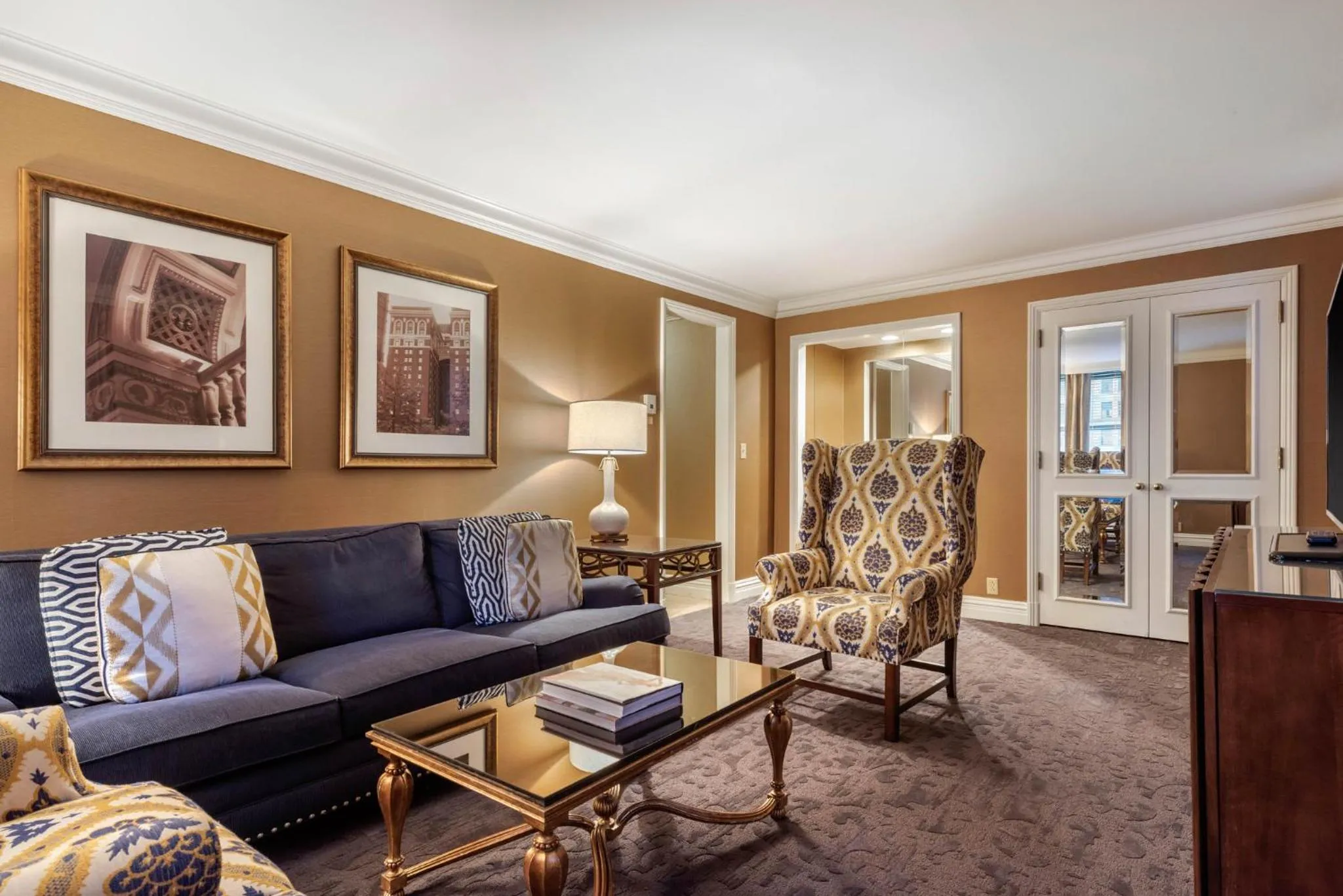 Photo of the whole room in Omni William Penn Hotel