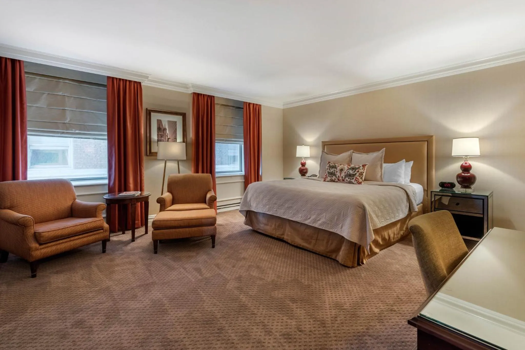 Photo of the whole room, Bed in Omni William Penn Hotel