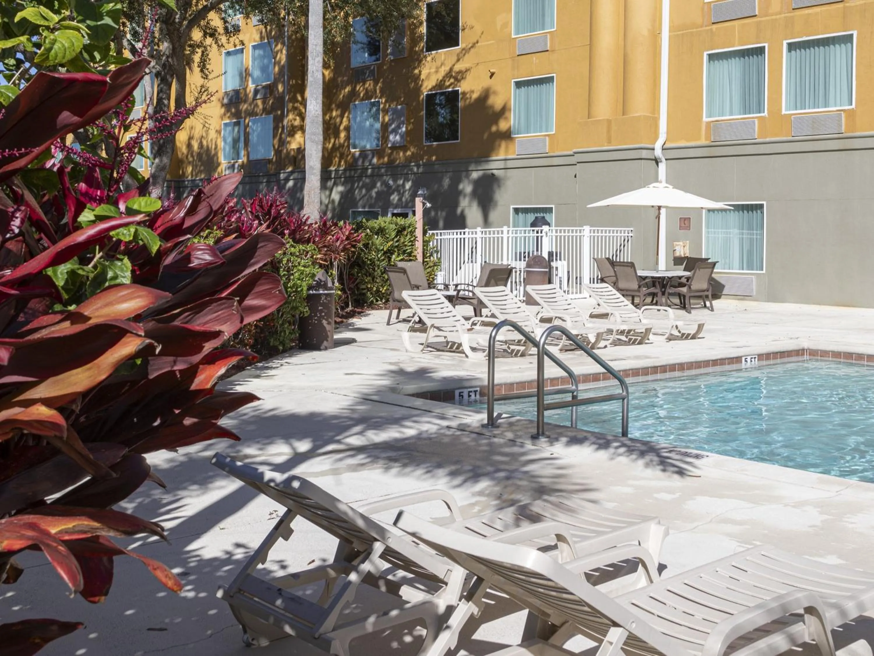 Property building in Galleria Palms Orlando - Free Theme Park Shuttles