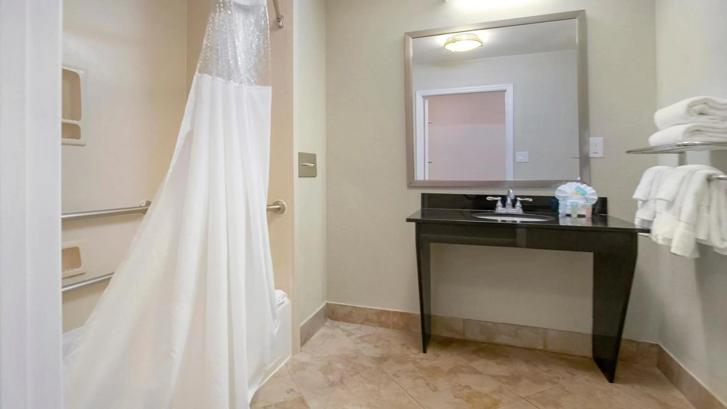 Shower, Bed in Galleria Palms Orlando - Free Theme Park Shuttles