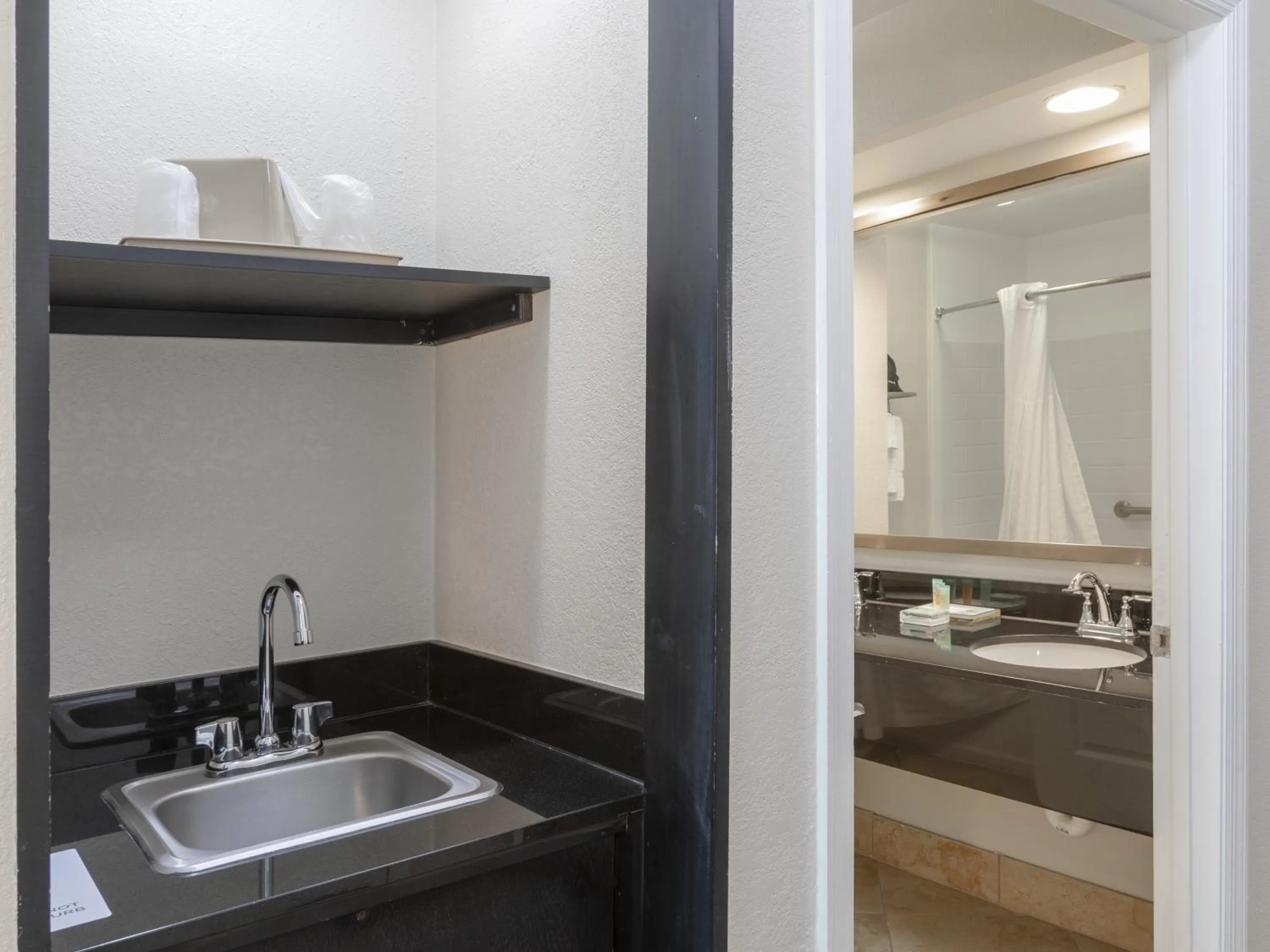 Shower in Galleria Palms Orlando - Free Theme Park Shuttles