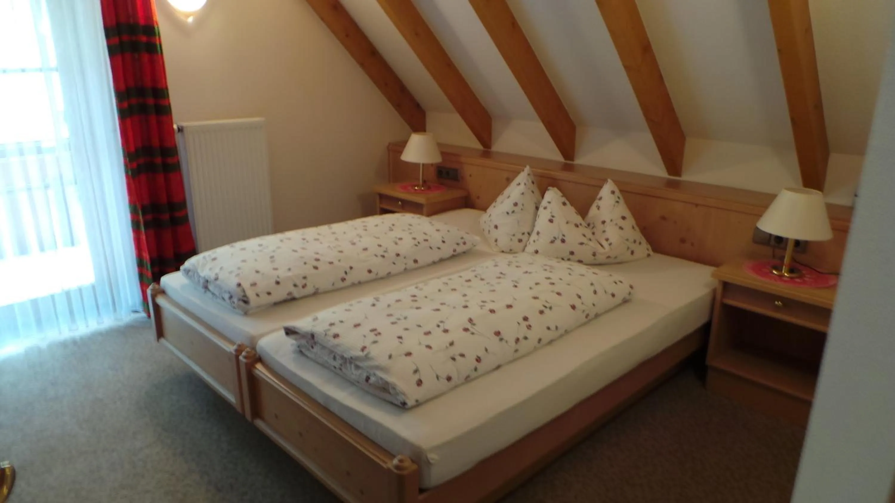 Bed in Hotel garni zur Linde