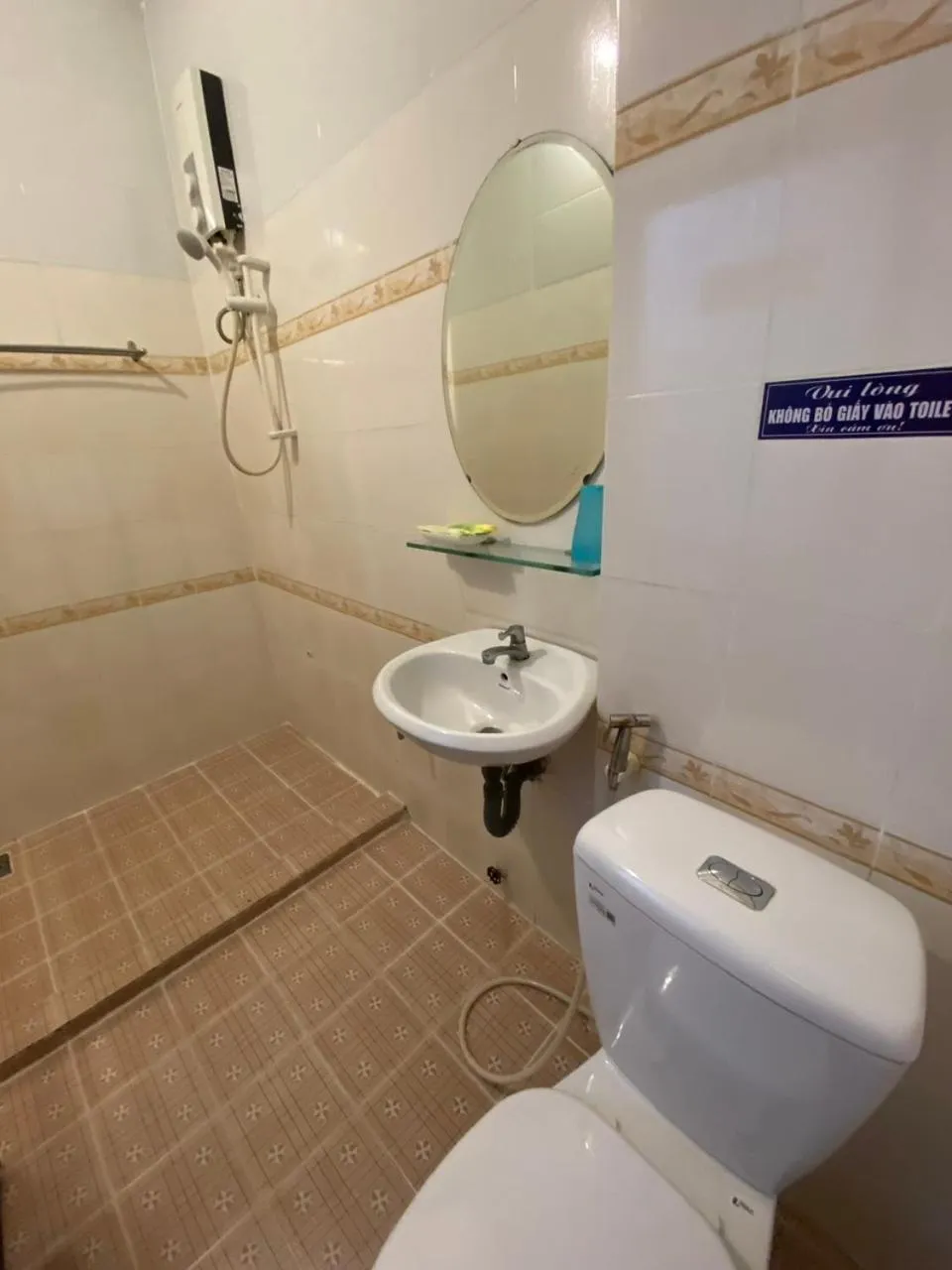 Shower in Thai Dat Hotel