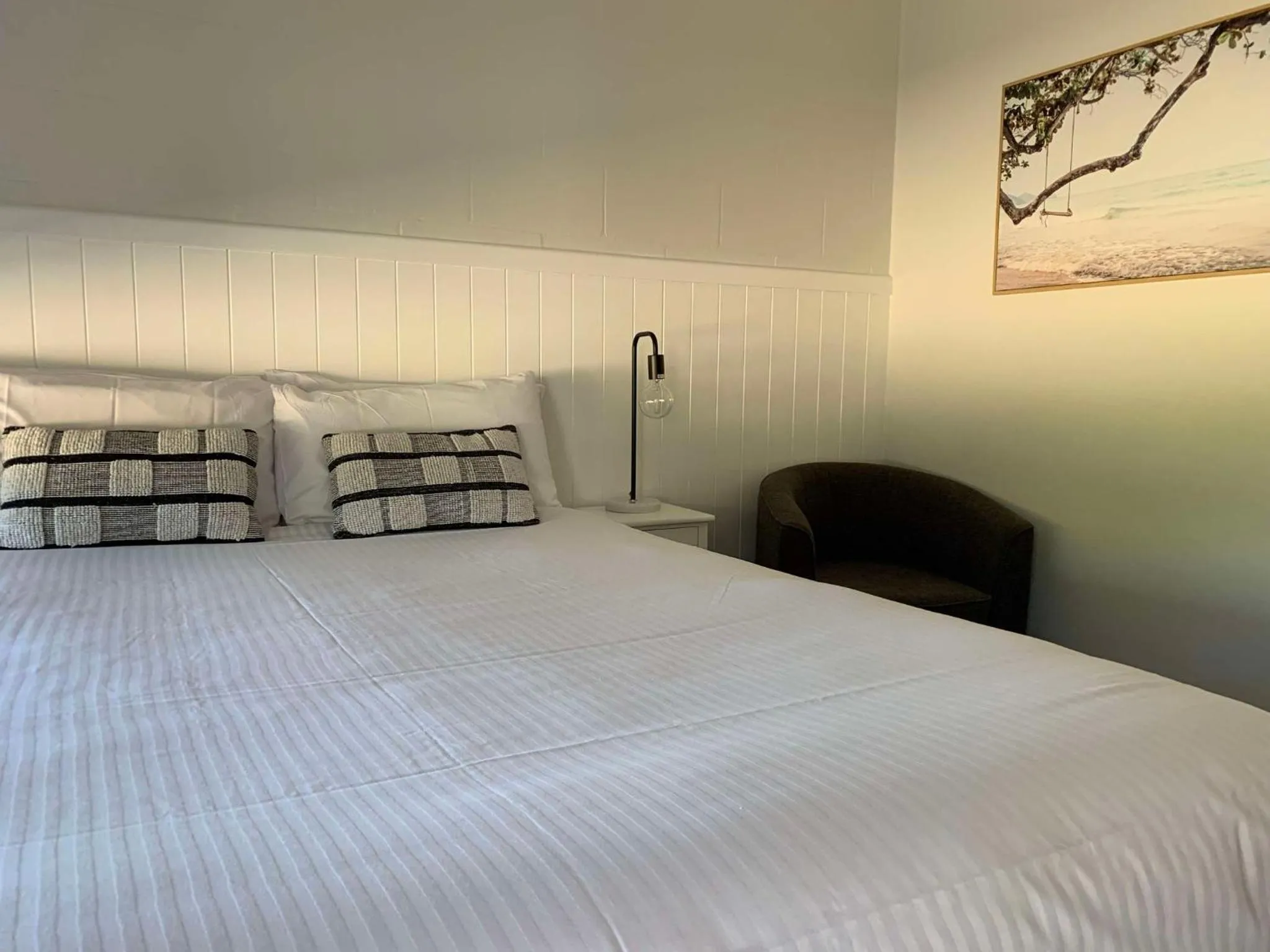 Bed in Mudgee Vineyard Motor Inn