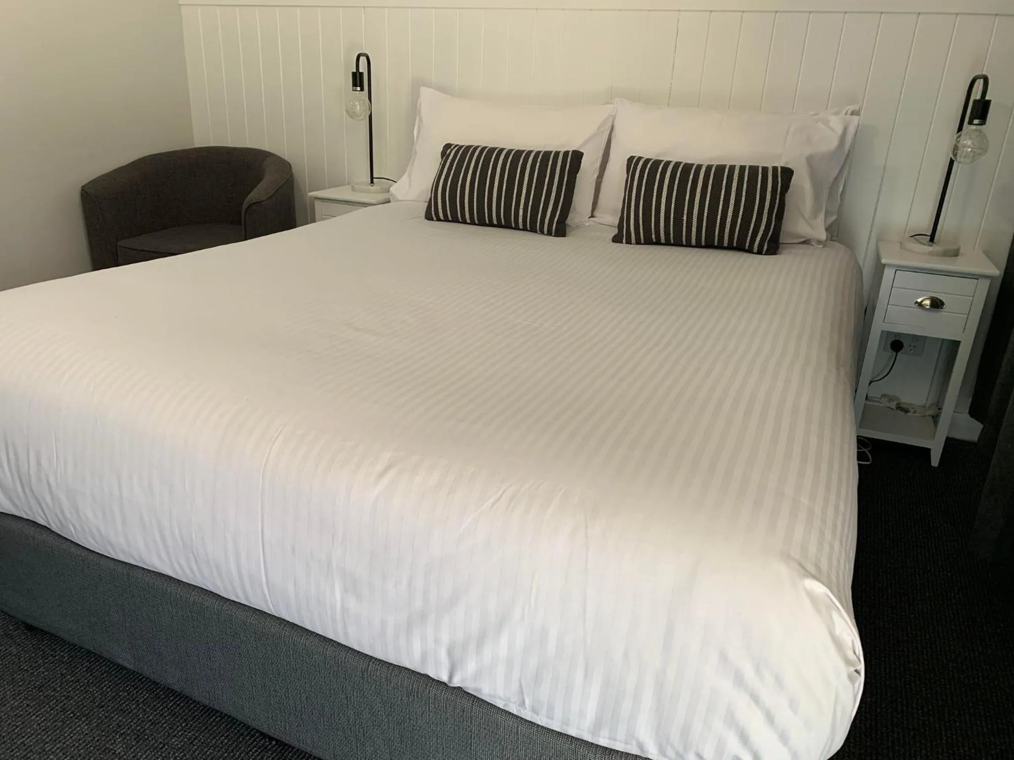 Photo of the whole room, Bed in Mudgee Vineyard Motor Inn