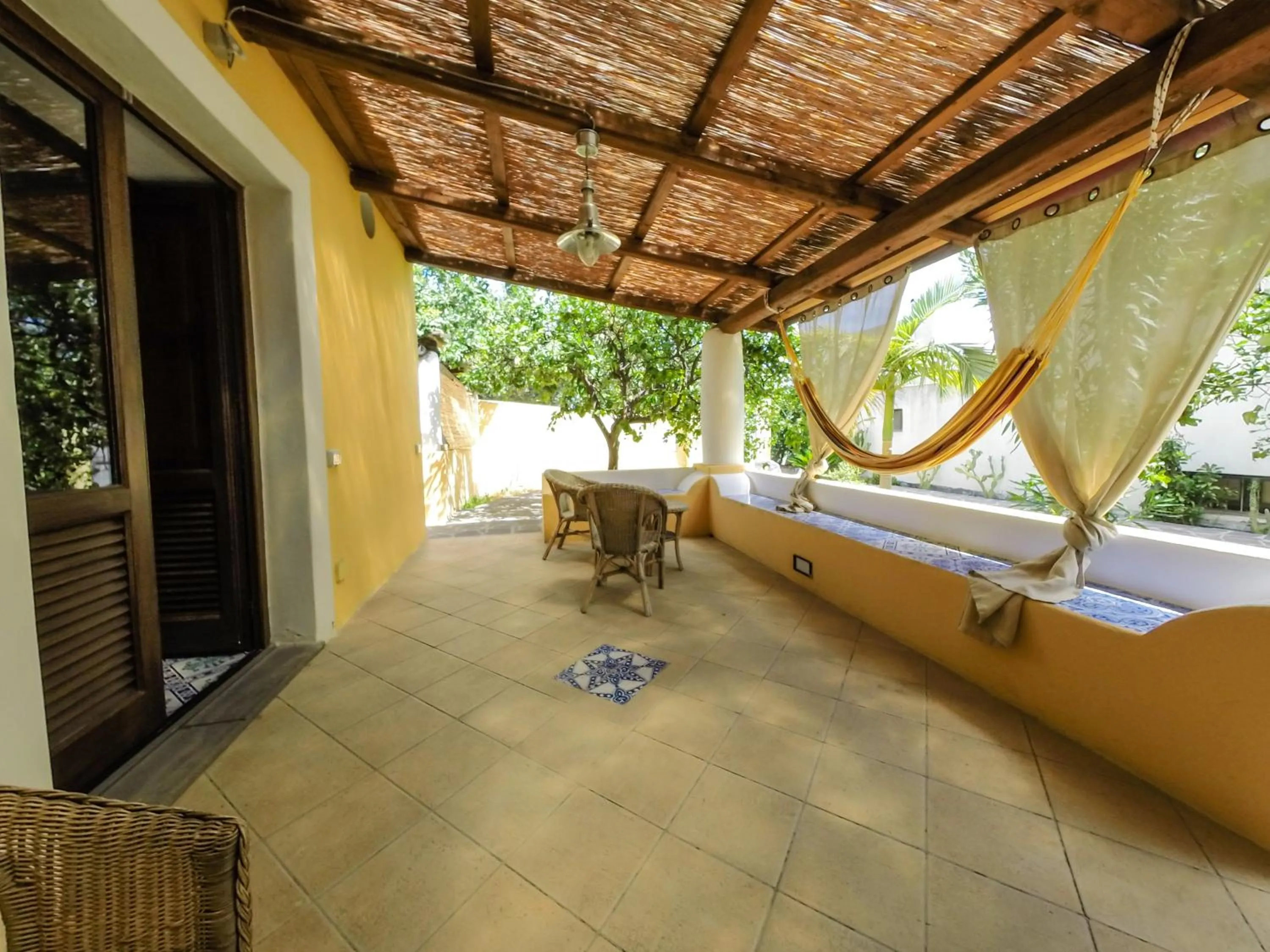 Patio in Hotel Arcangelo - Salina