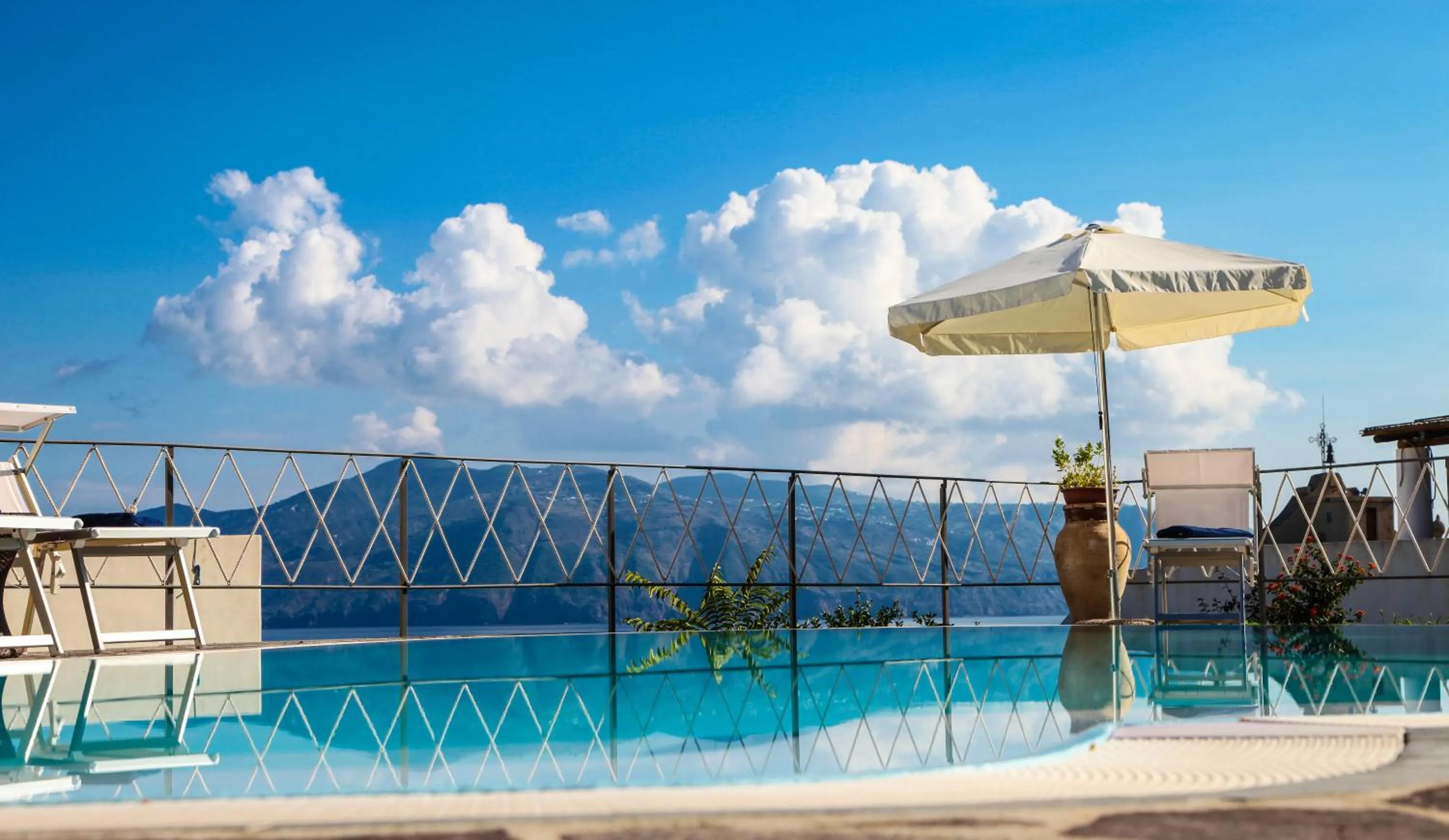 Pool view in Hotel Arcangelo - Salina