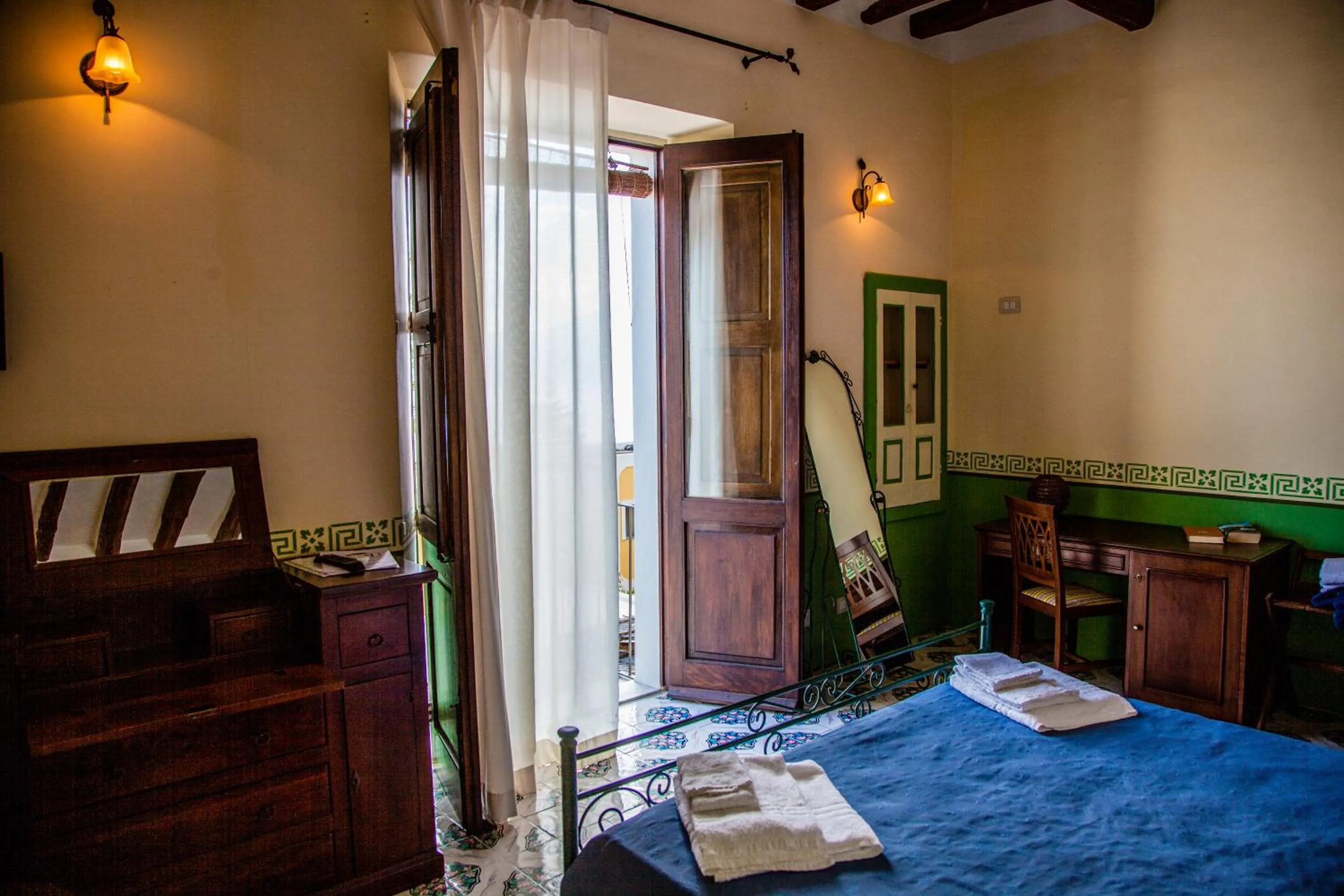 View (from property/room), Bed in Hotel Arcangelo - Salina