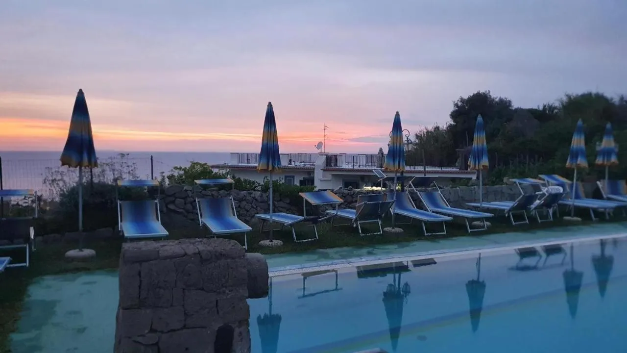Pool view in Hotel Villa Cimmentorosso
