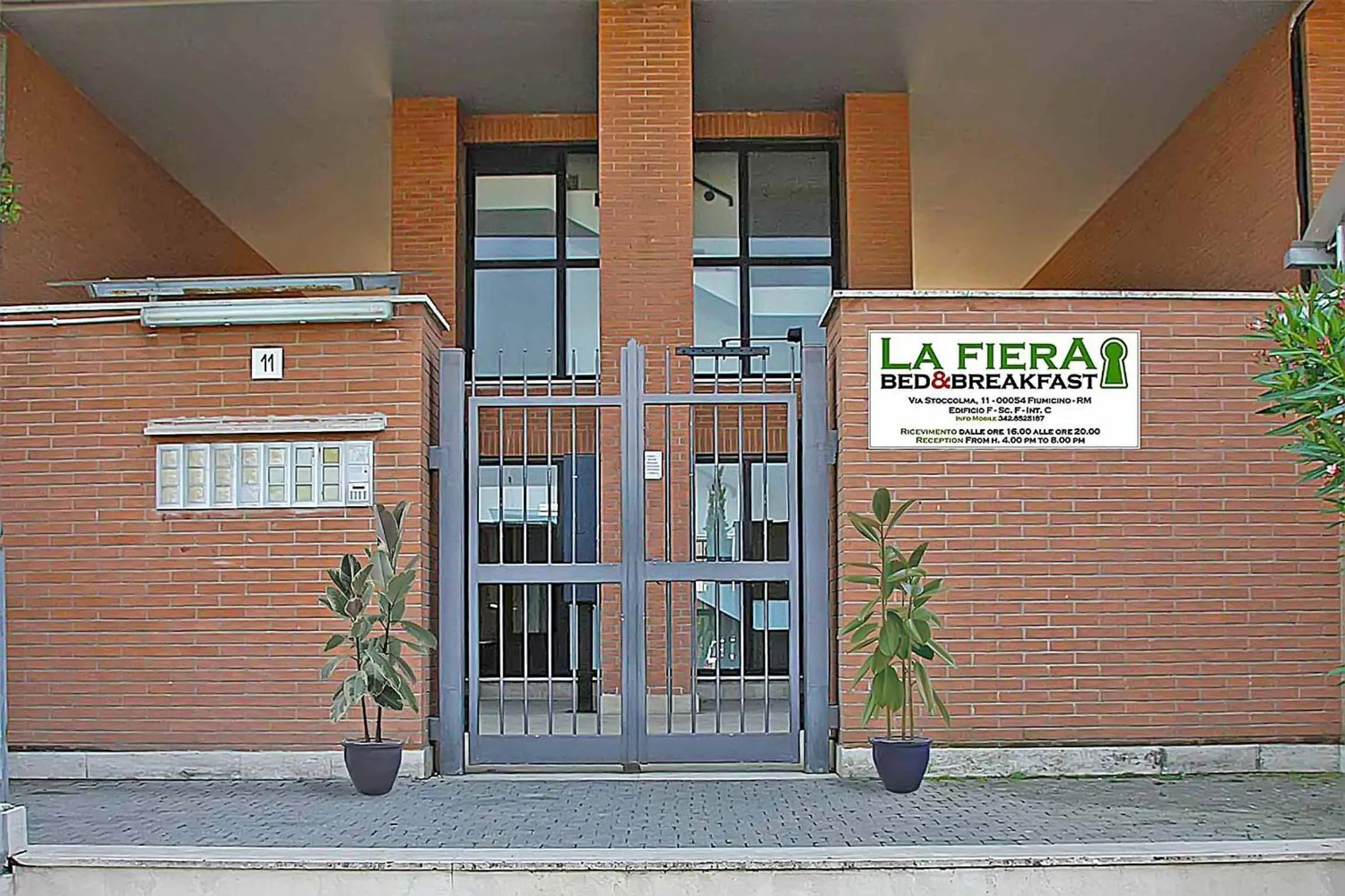 Facade/entrance in La Fiera GuestHouse