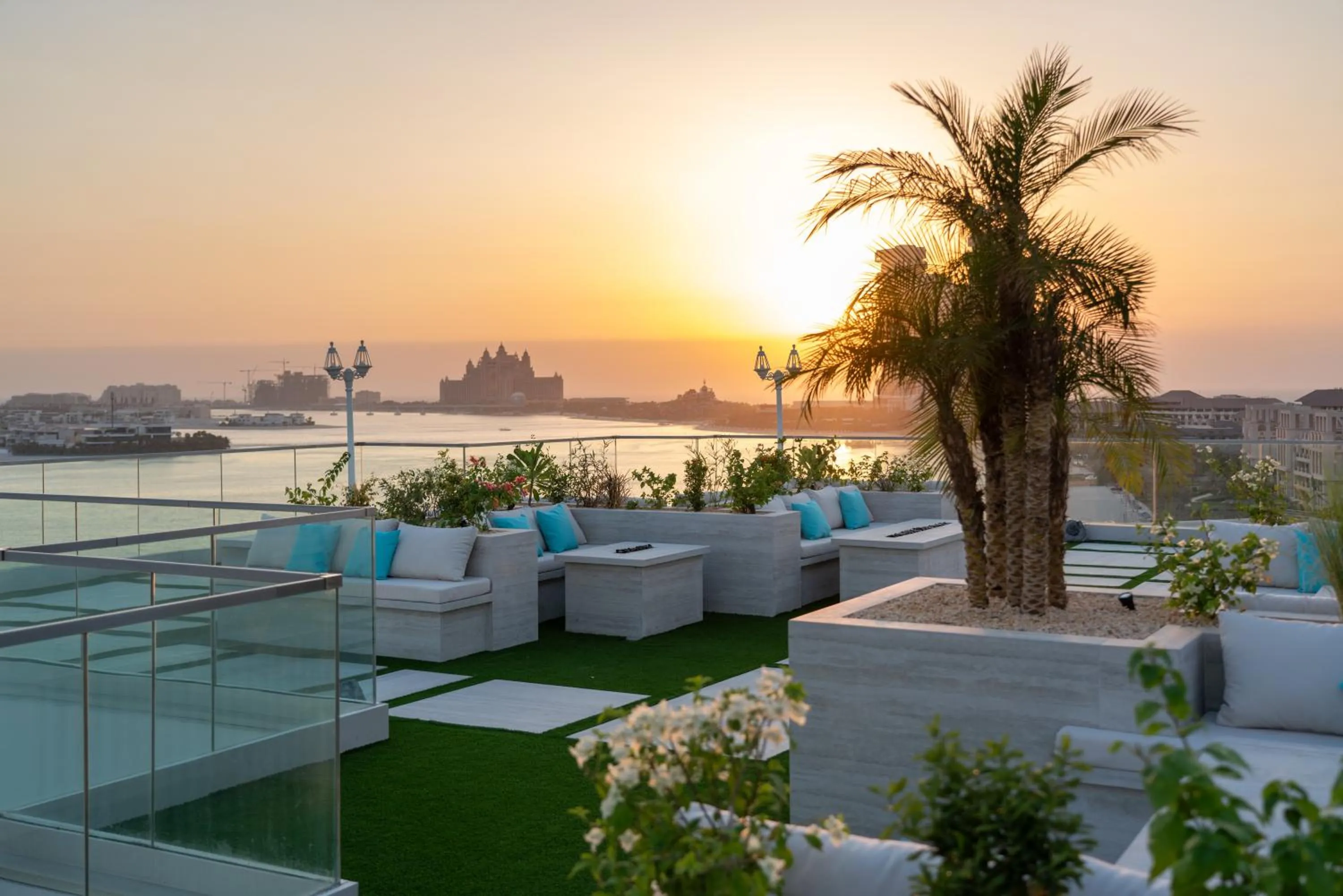 Restaurant/places to eat in C Central Hotel and Resort The Palm